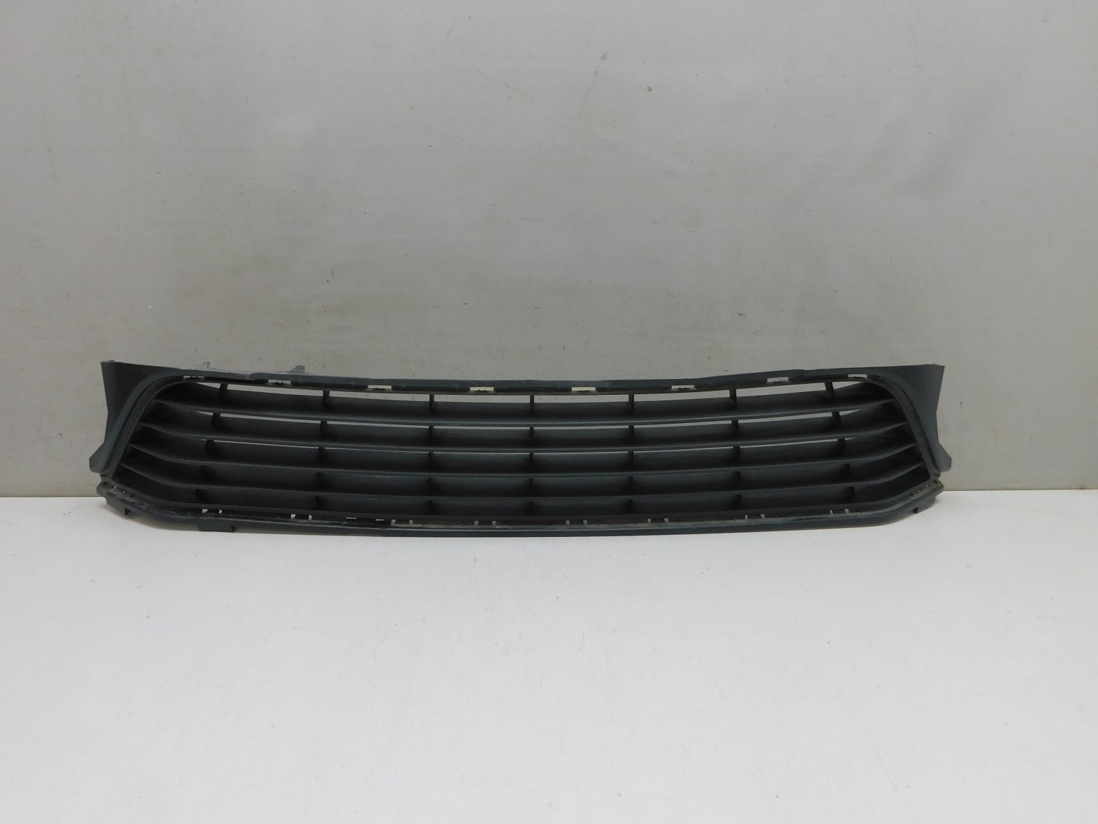 Решетка в бампер центральная Renault Sandero 2014>