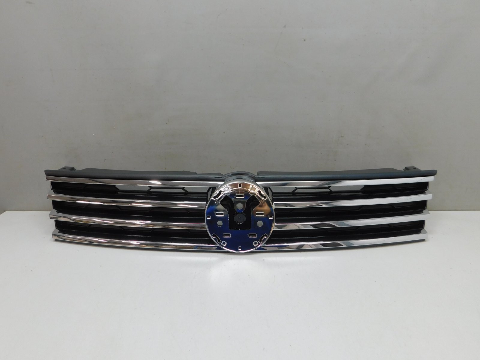 Решетка радиатора Volkswagen Touareg 2010>