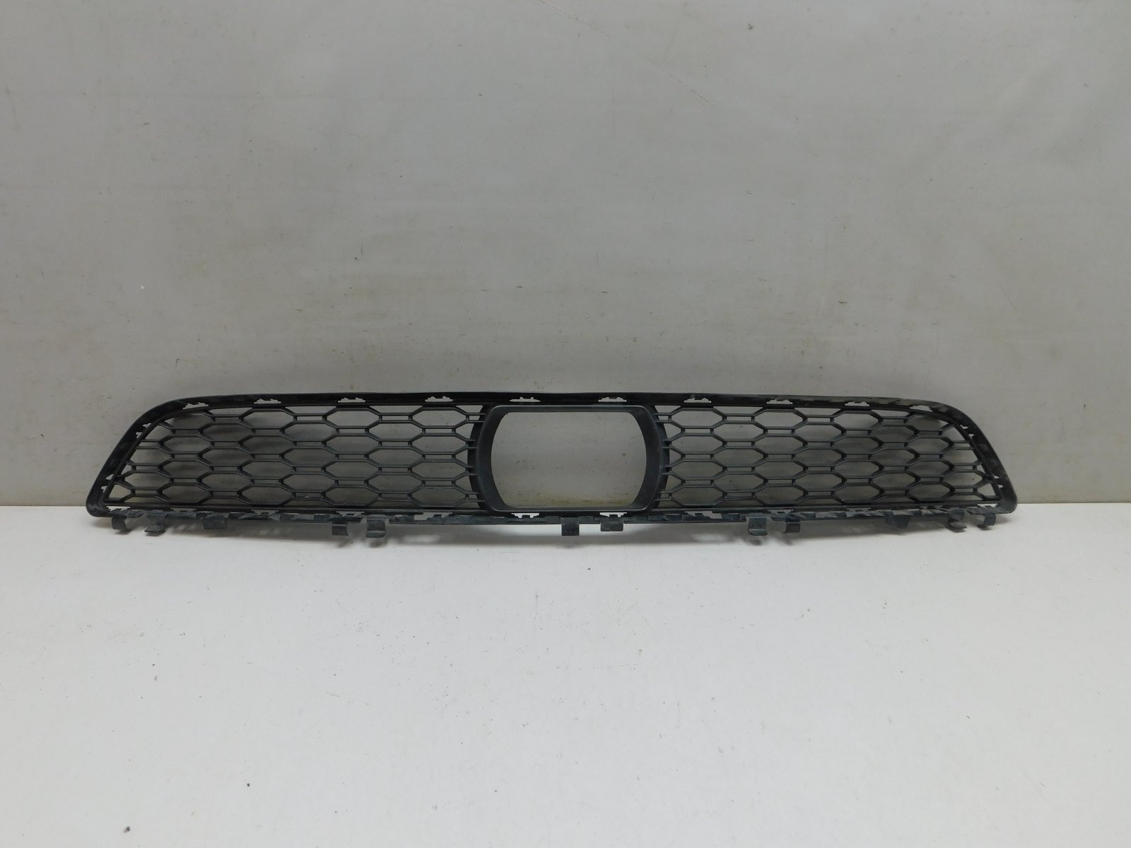 Решетка в бампер центральная BMW 5-серия G30 2016>
