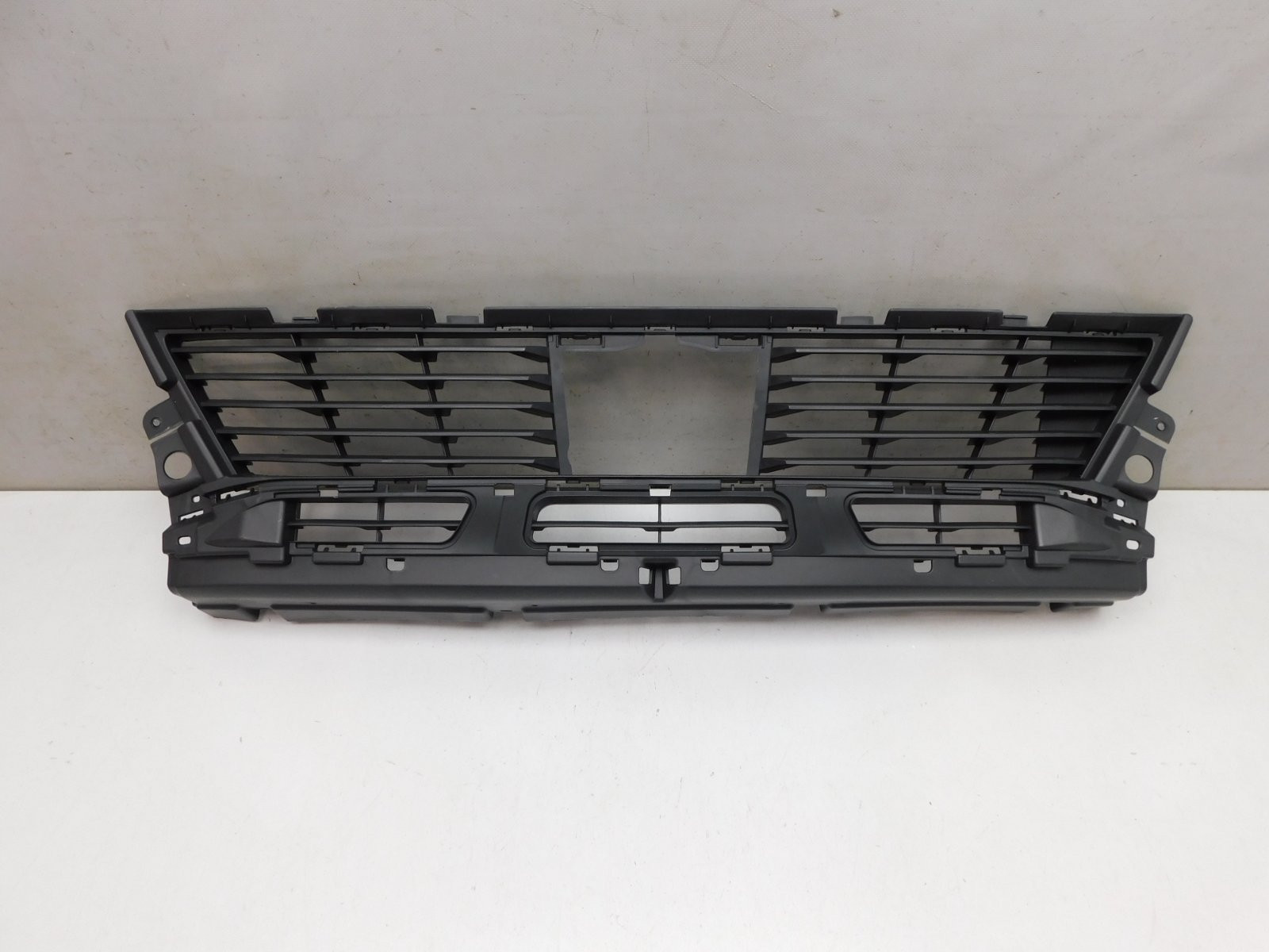 Решетка в бампер центральная Peugeot 3008 (P84) 2016>