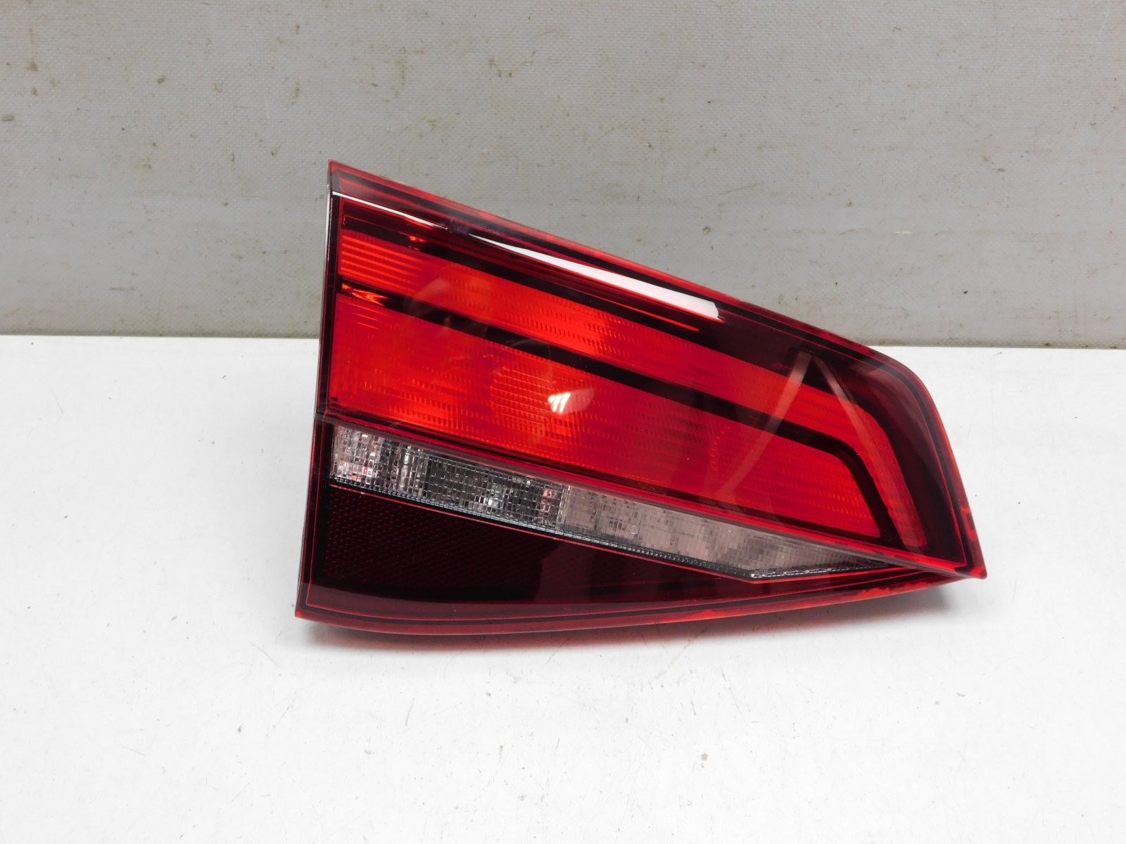 Фонарь задний внутренний левый Volkswagen Jetta 2011>