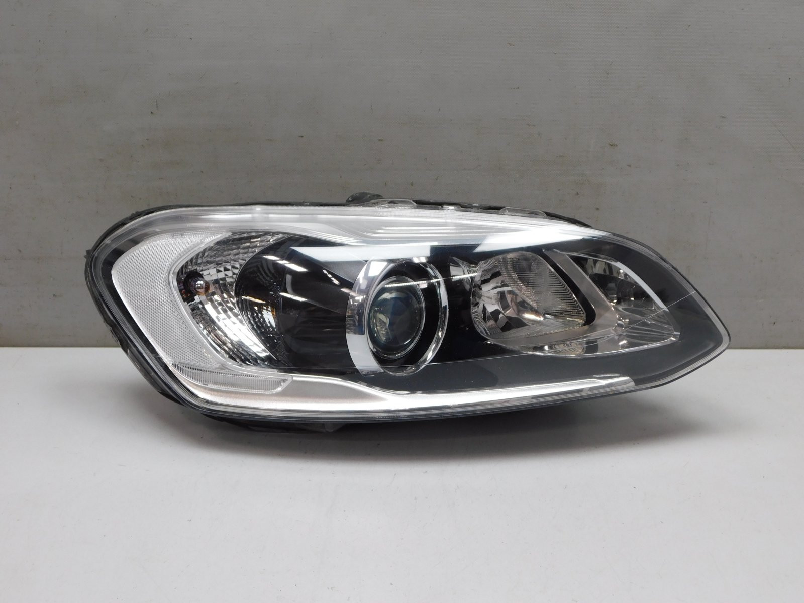 Фара правая Volvo XC60 2008-2017