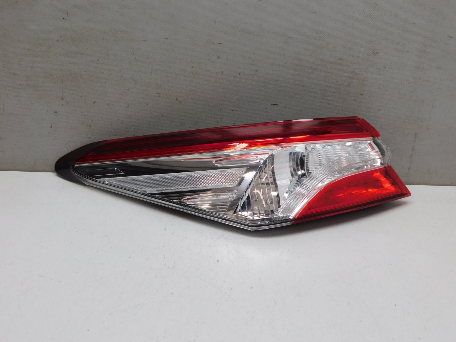 Фонарь задний наружный левый Toyota Camry V70 2017>