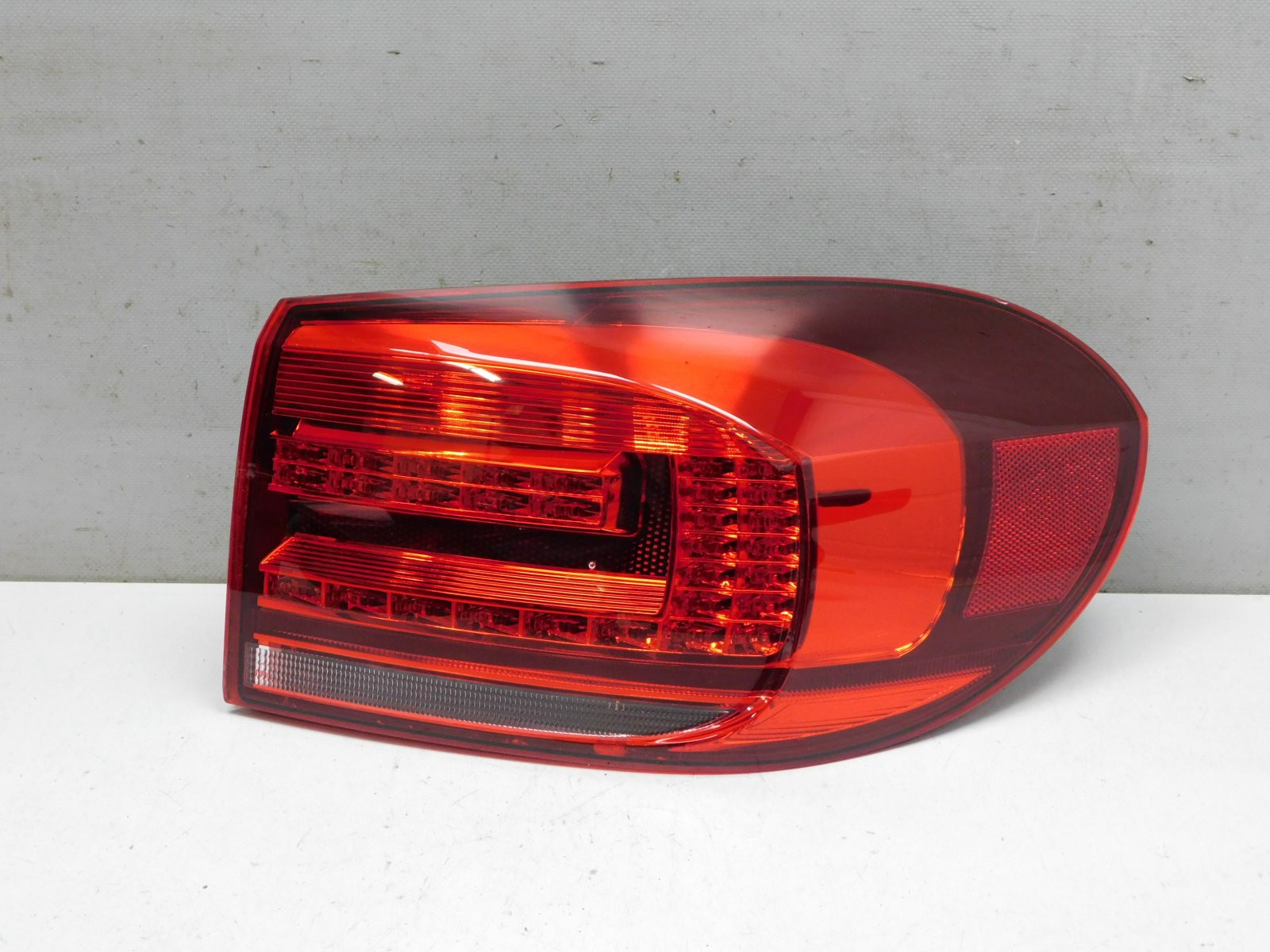 Фонарь задний наружный правый Volkswagen Tiguan 2007-2017