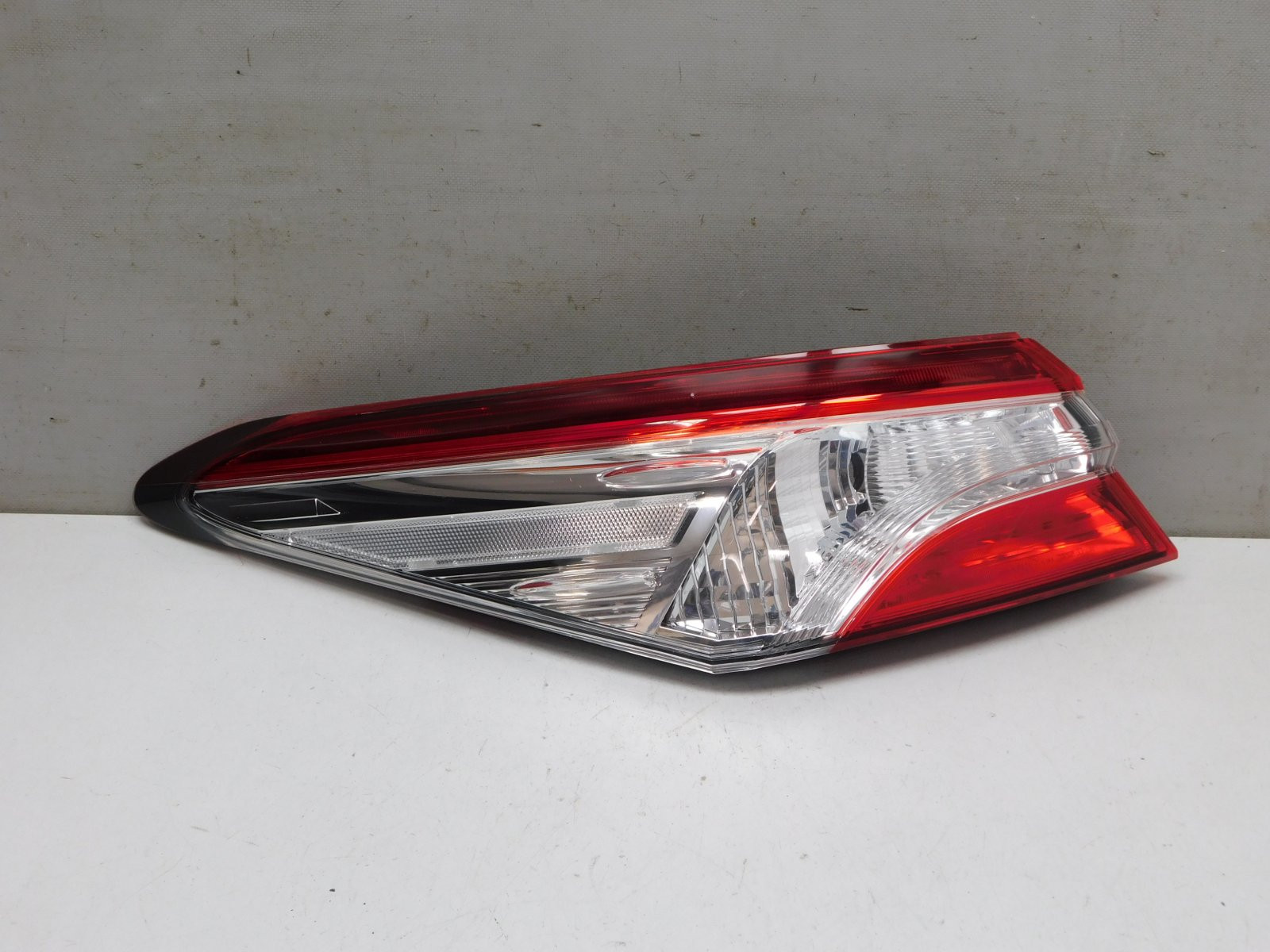 Фонарь задний наружный левый Toyota Camry V70 2017>