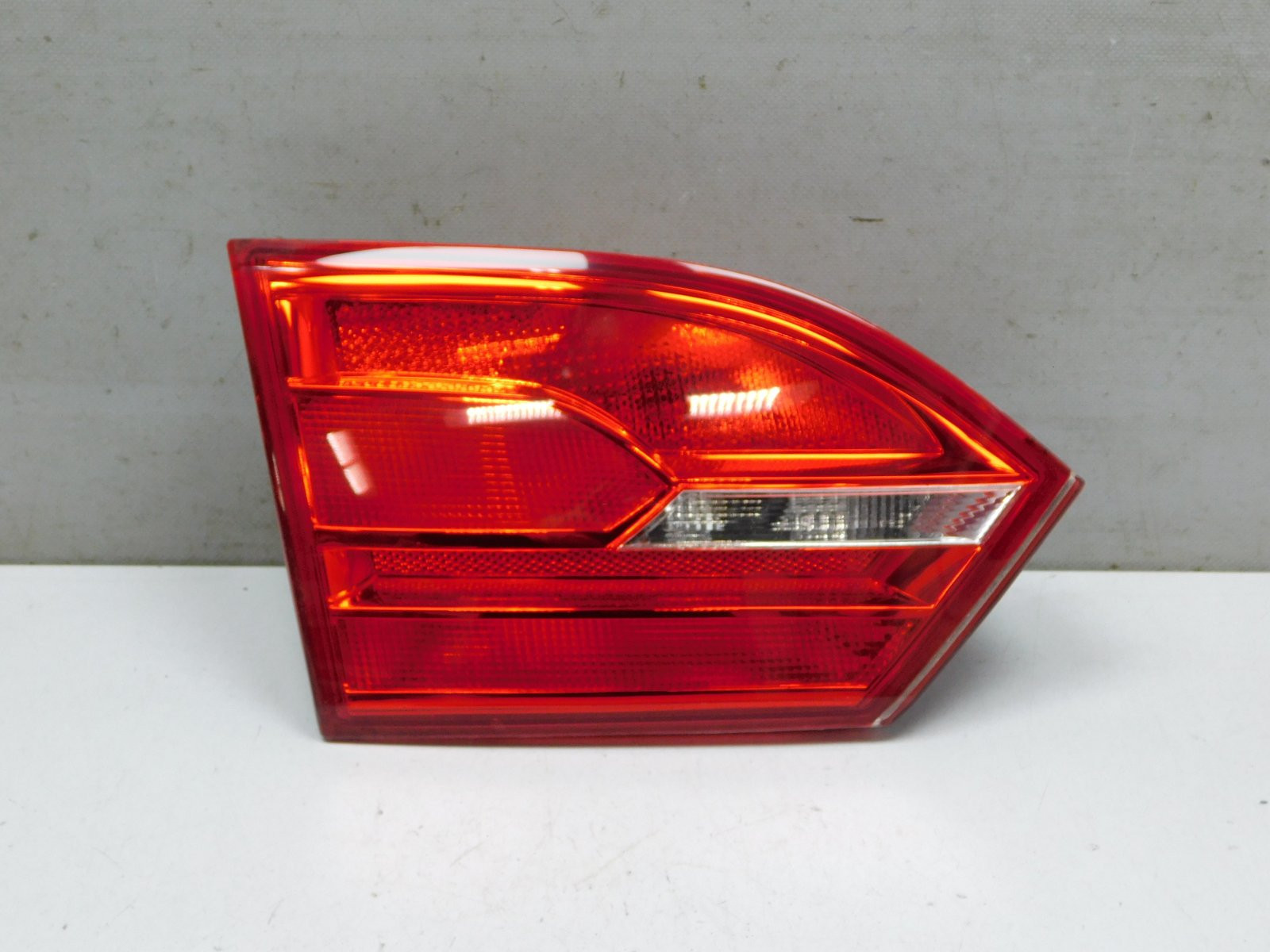 Фонарь задний внутренний левый Volkswagen Jetta 2011>