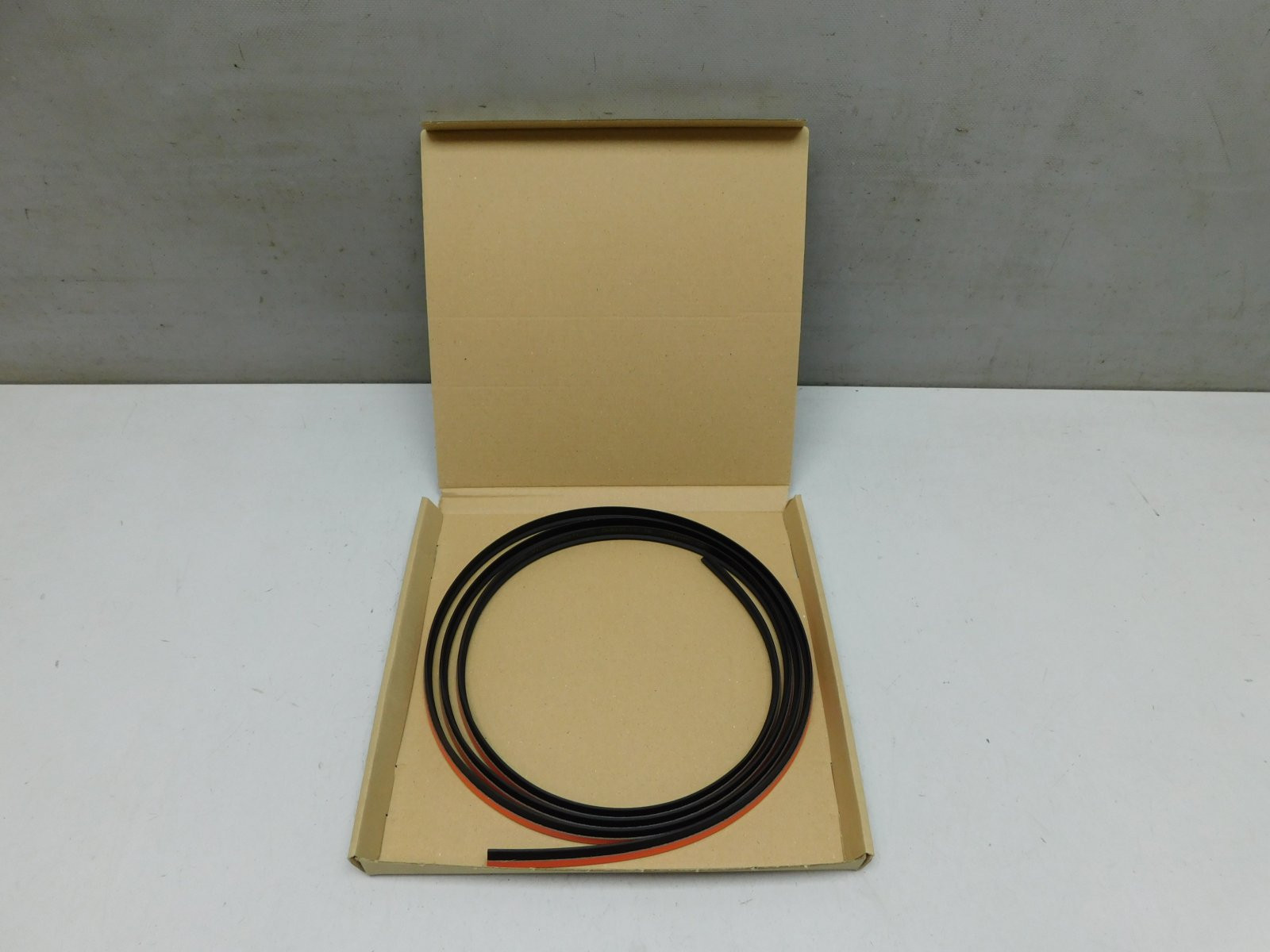 Уплотнитель BMW 1-серия F20/F21 2011>