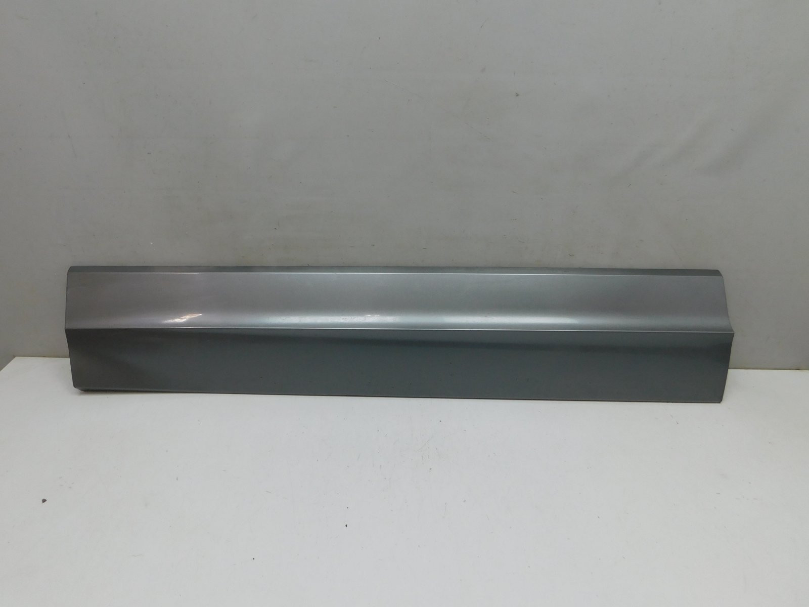 Накладка двери передней левой Volkswagen Touareg 2018>