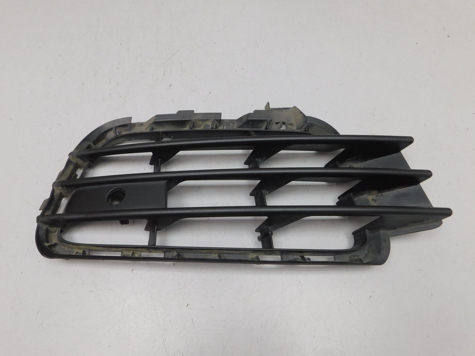 Решетка в бампер правая Volkswagen Touareg 2010>