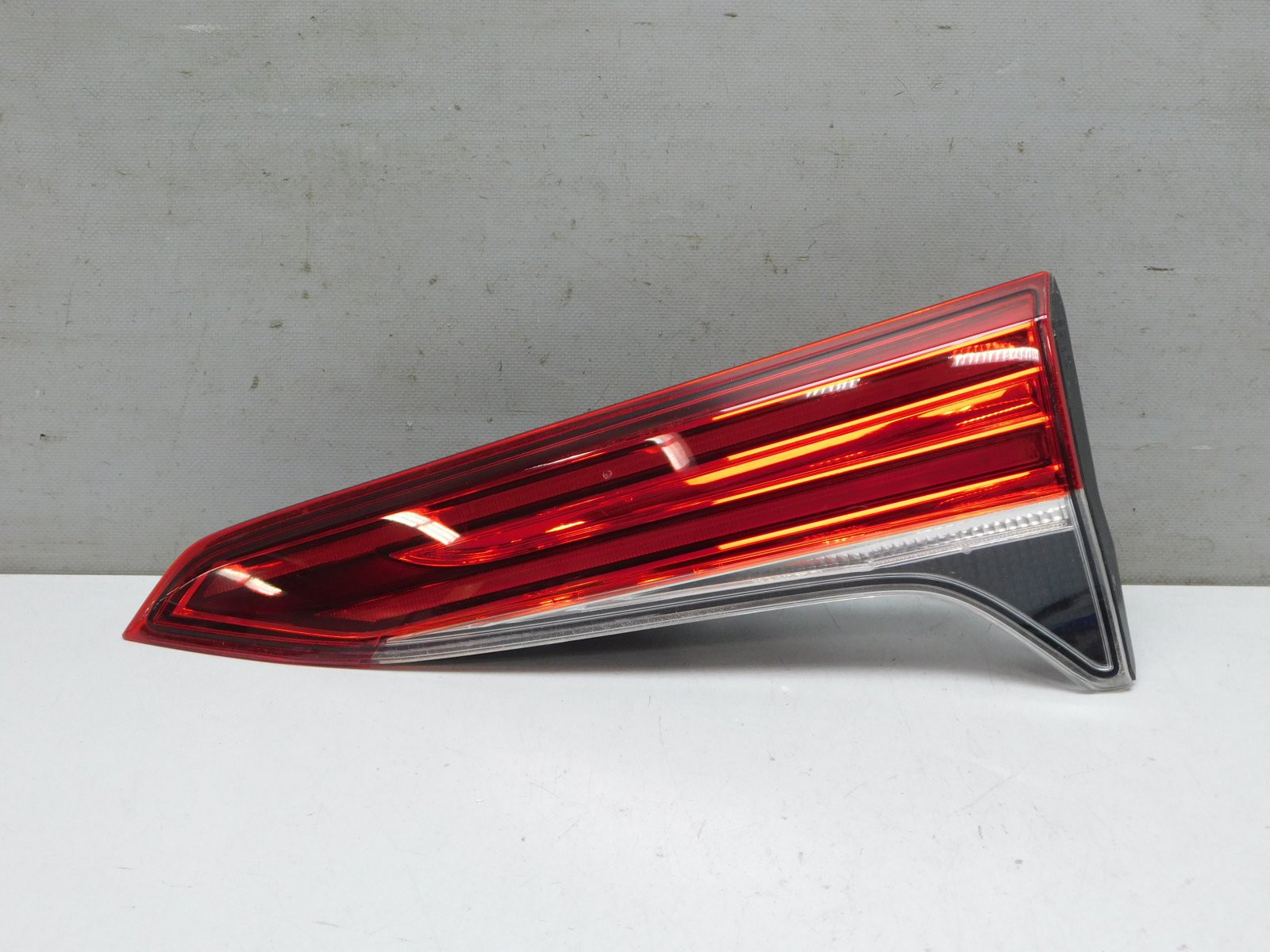 Фонарь задний внутренний правый Toyota Fortuner 2015>