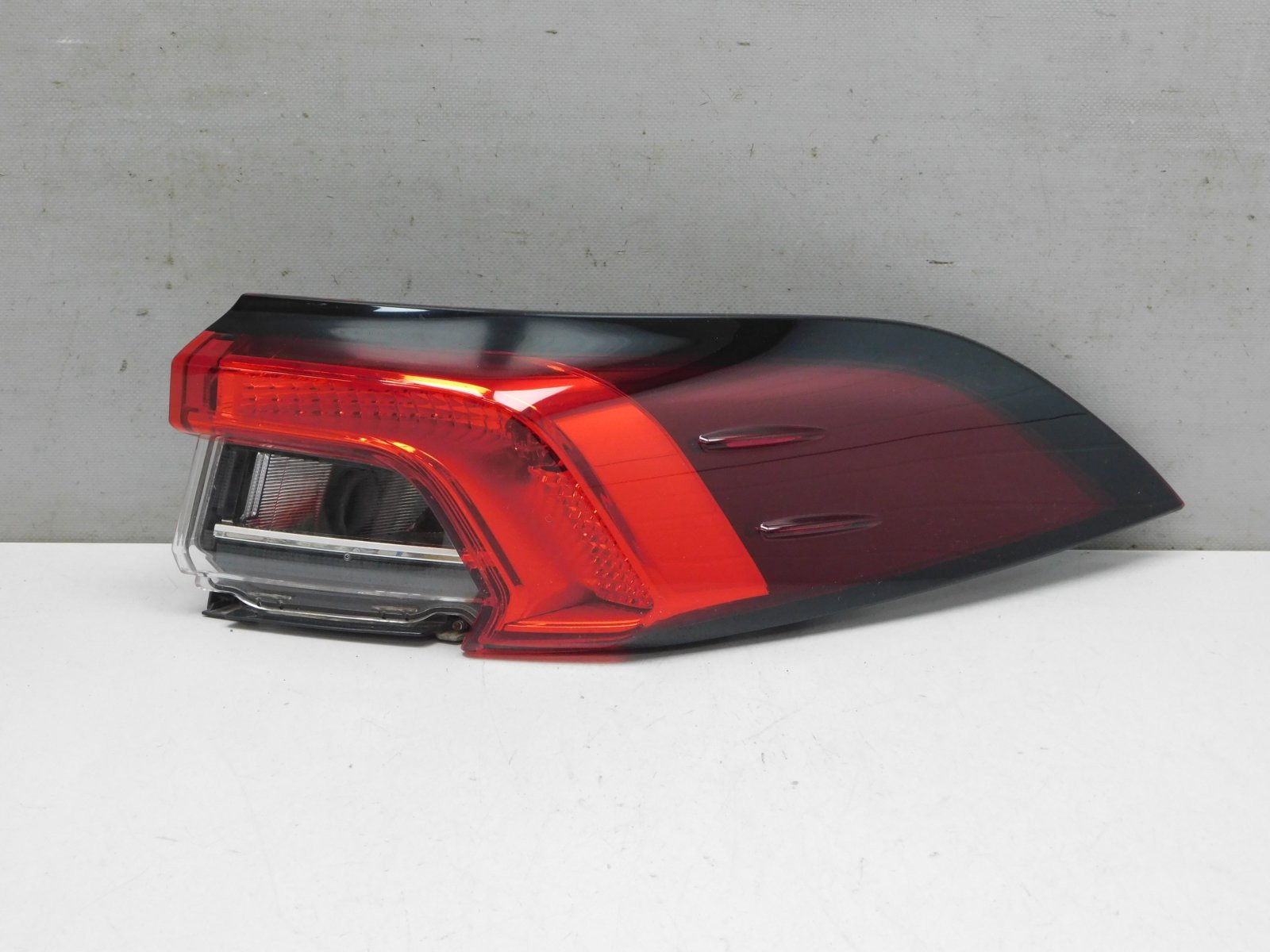 Фонарь задний наружный правый Toyota Corolla E21 2018>