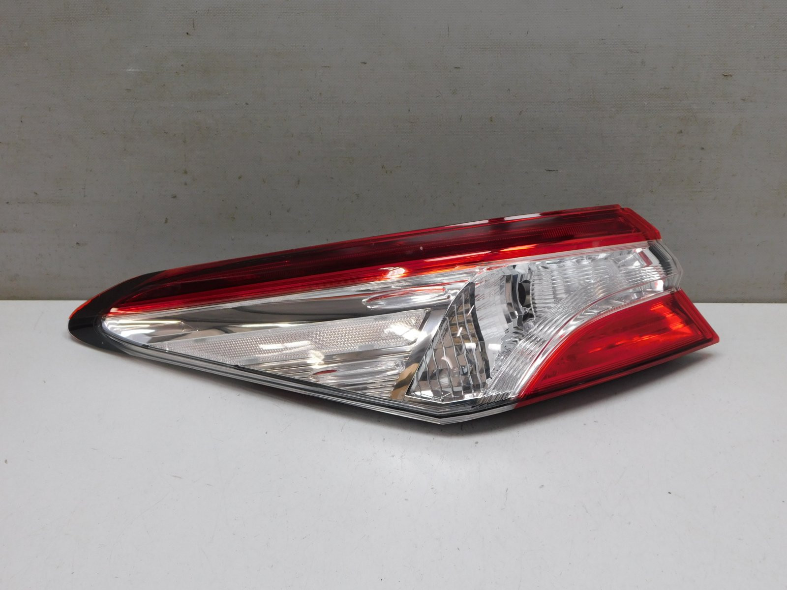 Фонарь задний наружный левый Toyota Camry V70 2017>