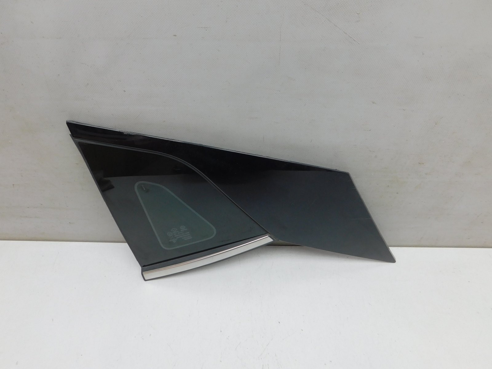 Стекло кузовное глухое левое Москвич 3