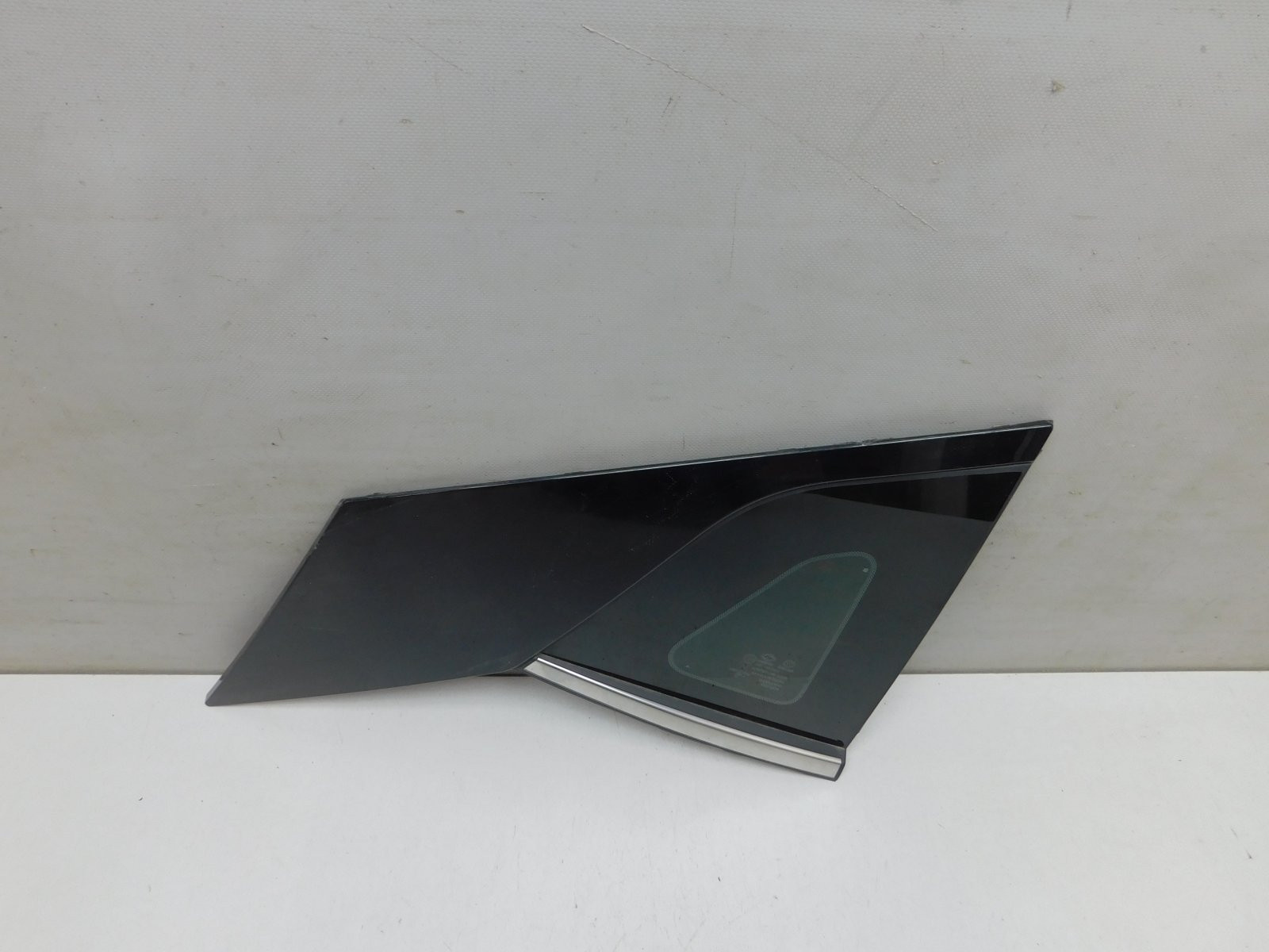 Стекло кузовное глухое правое Москвич 3