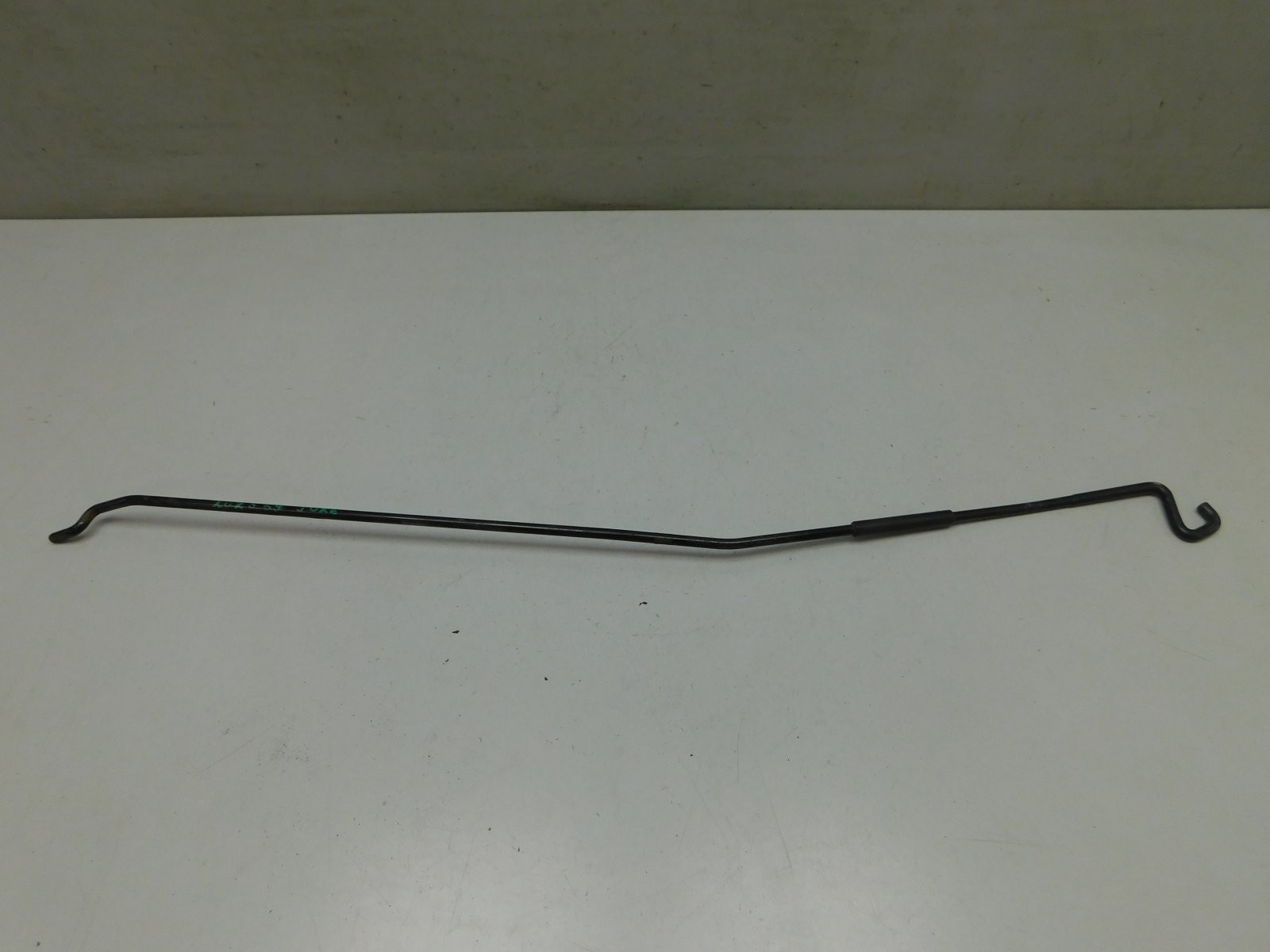 Держатель капота Nissan Juke 2011>