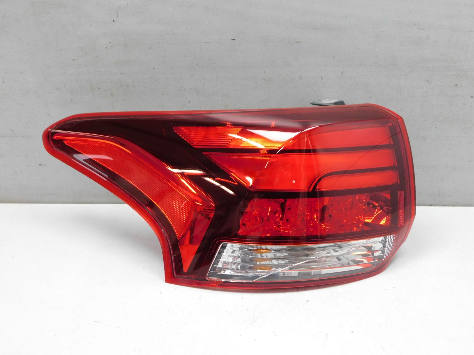 Фонарь задний наружный левый Mitsubishi Outlander 2012>