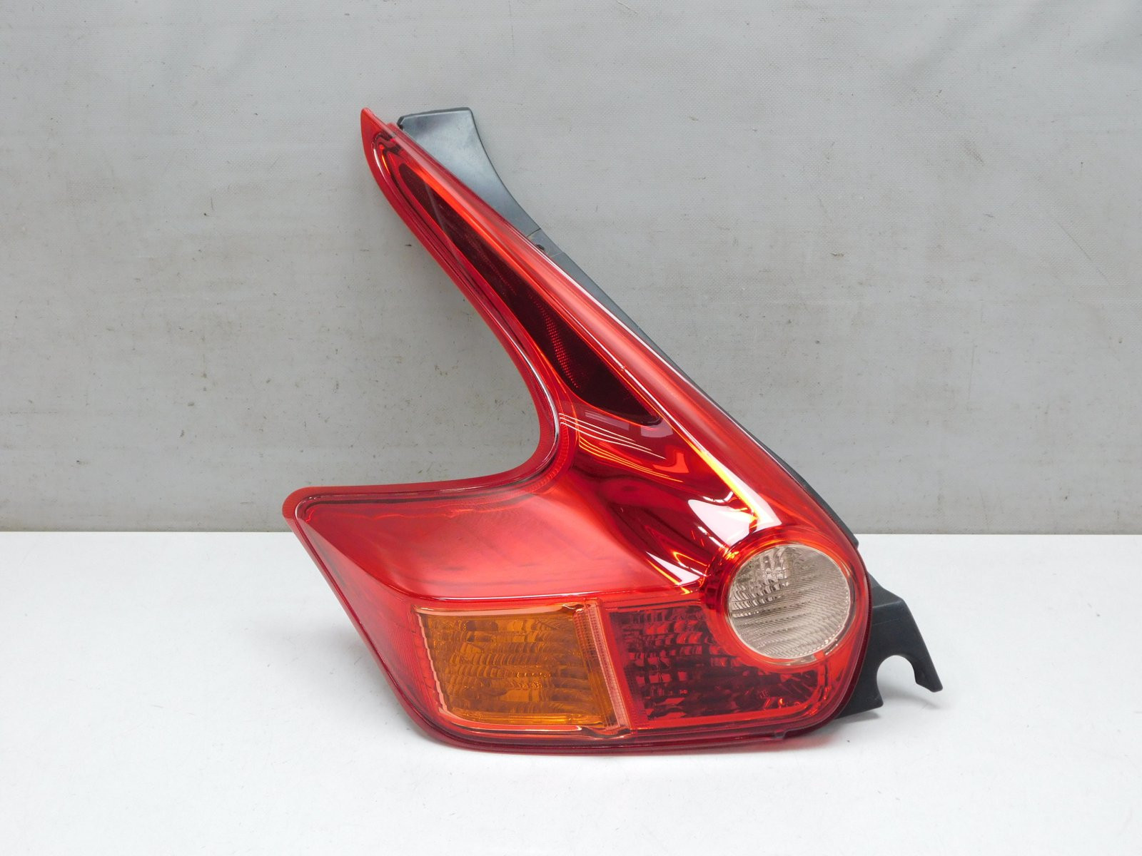 Фонарь задний левый Nissan Juke 2011>