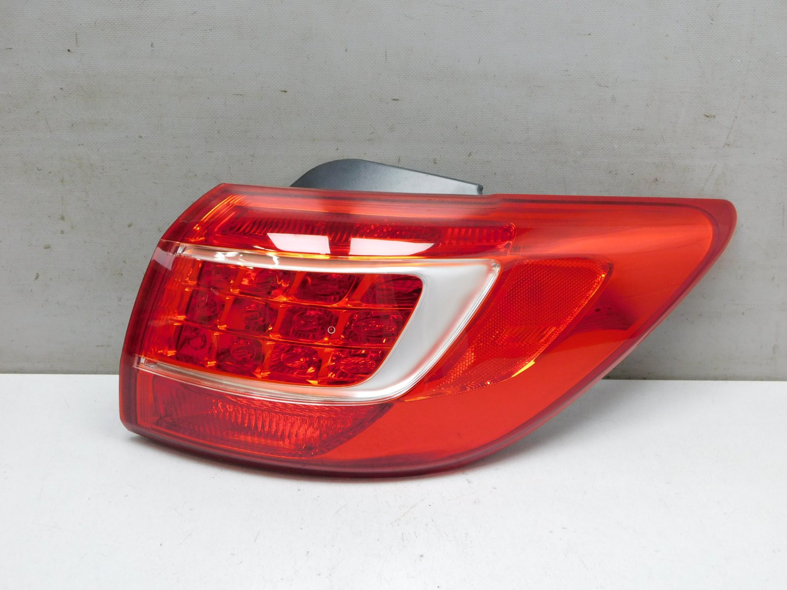 Фонарь задний наружный правый Kia Sportage 2010-2015