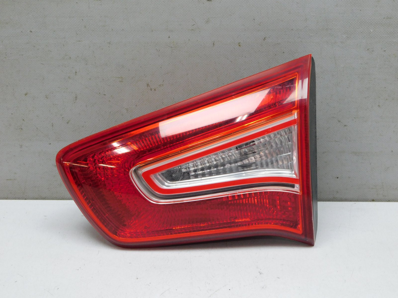 Фонарь задний внутренний правый Kia Sportage 2010-2015