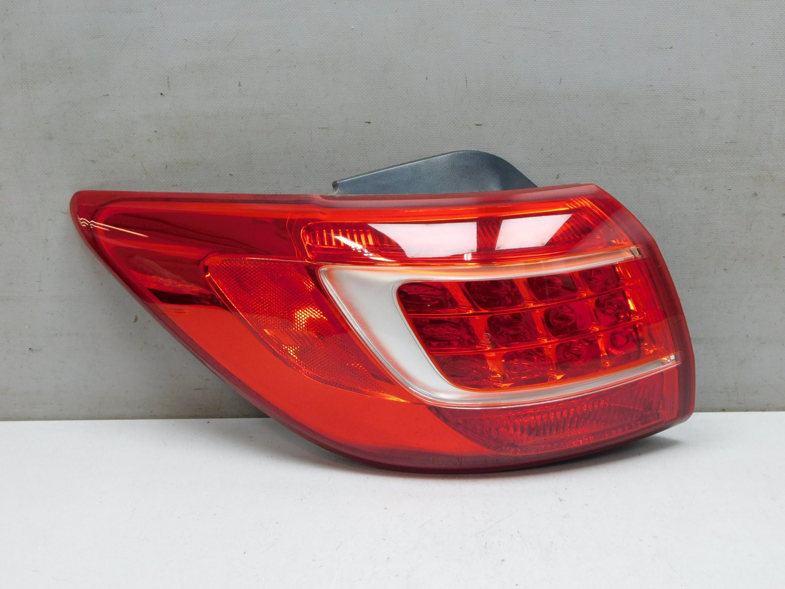 Фонарь задний наружный левый Kia Sportage 2010-2015