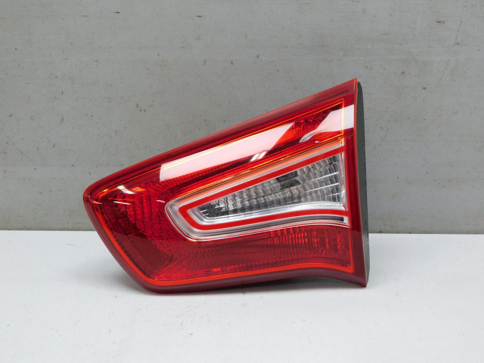 Фонарь задний внутренний правый Kia Sportage 2010-2015