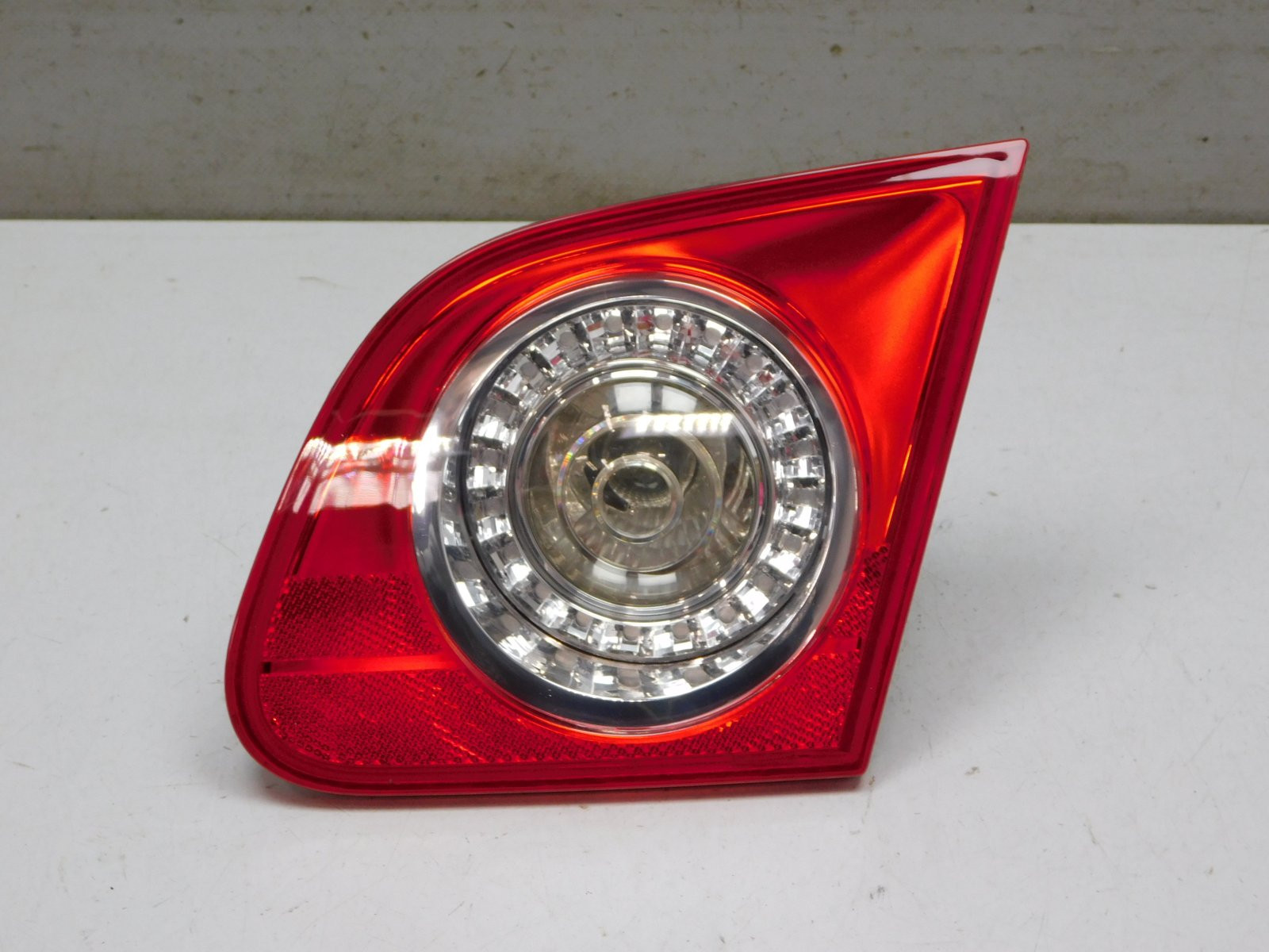 Фонарь задний внутренний правый Volkswagen Passat B6 2005-2010
