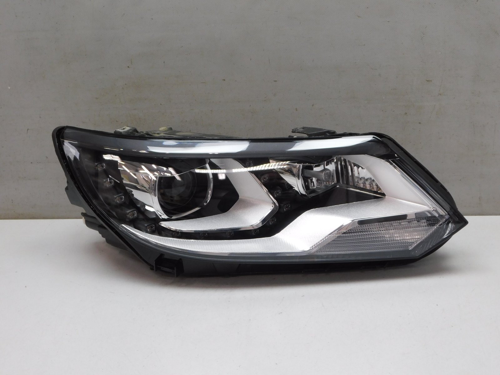 Фара правая Volkswagen Tiguan 2007-2017