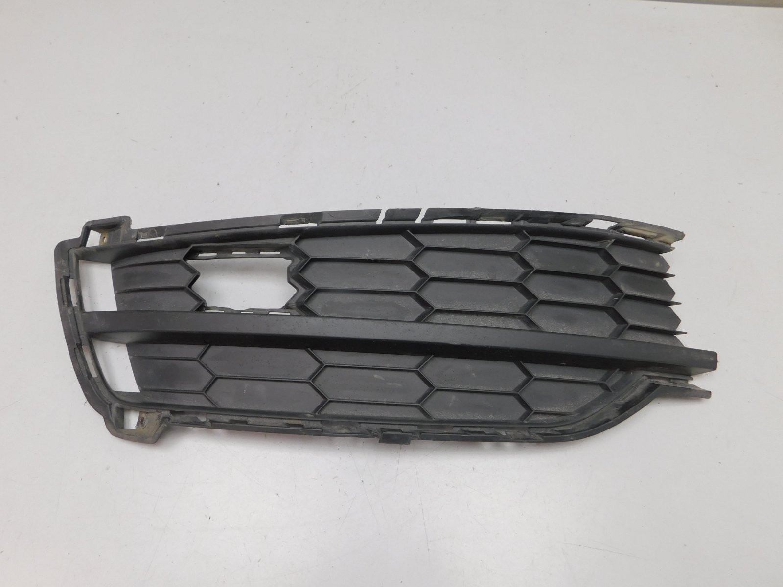 Решетка в бампер левая Skoda Karoq 2017>