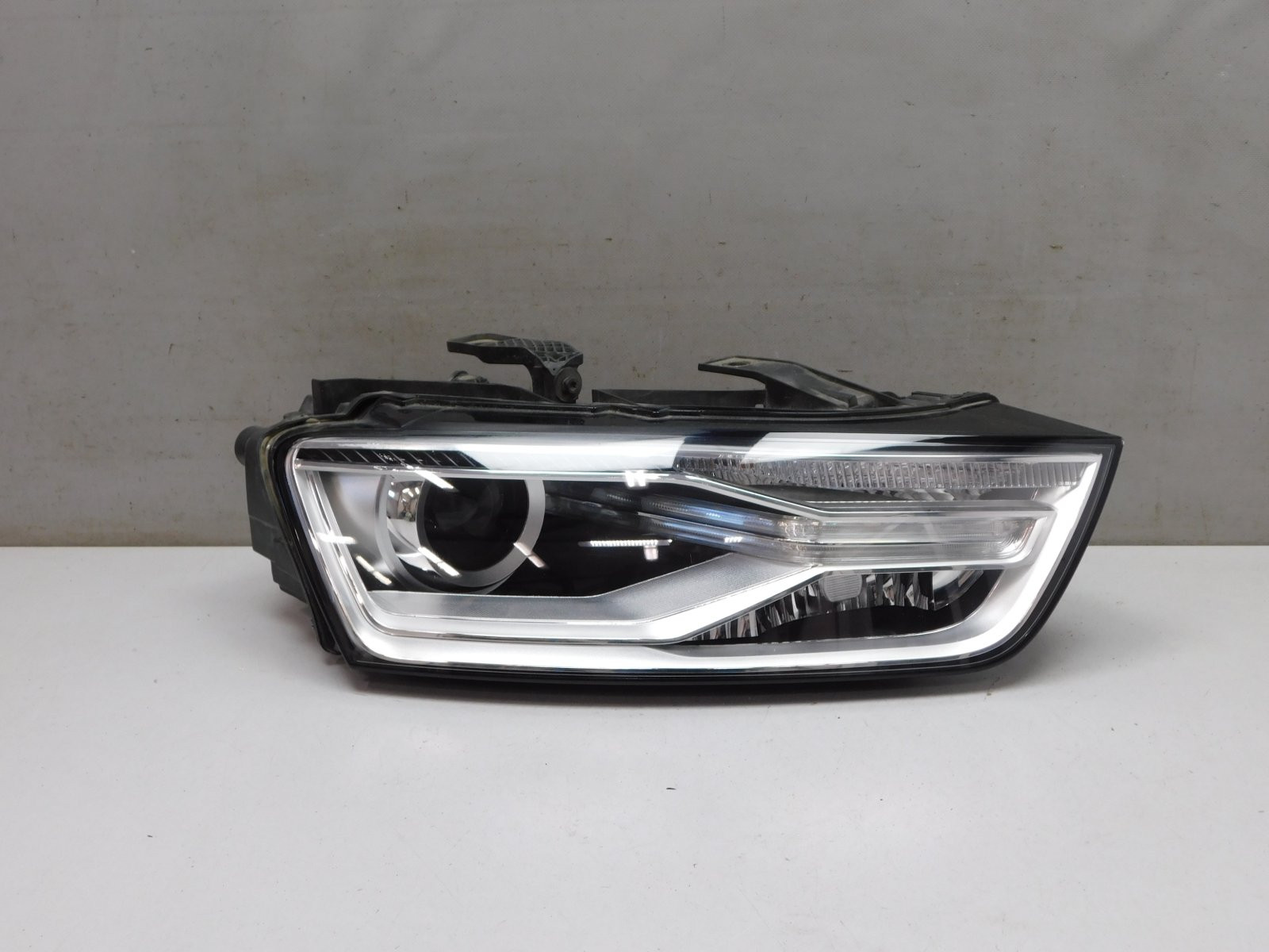 Фара правая Audi Q3 2012-2018