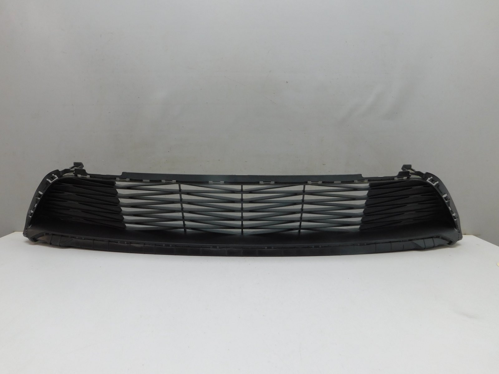 Решетка в бампер центральная Kia Ceed 2018>