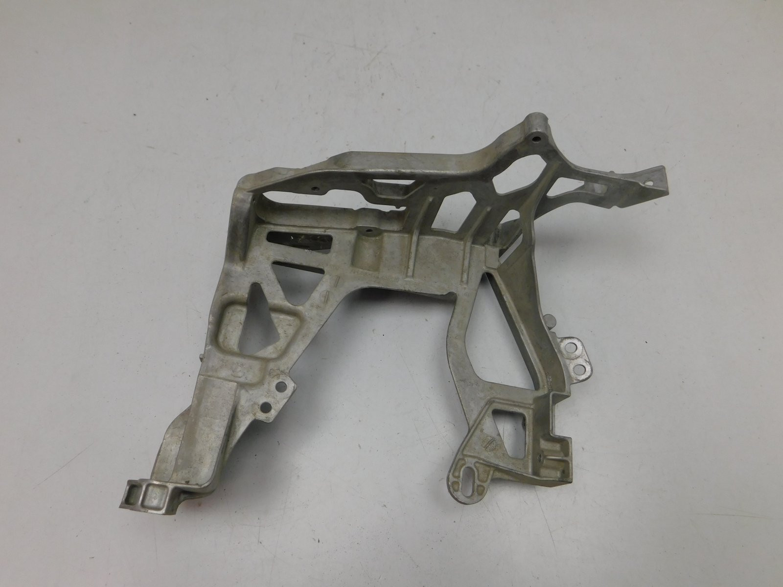 Кронштейн фары Mercedes-Benz C-Klasse W205 2013>