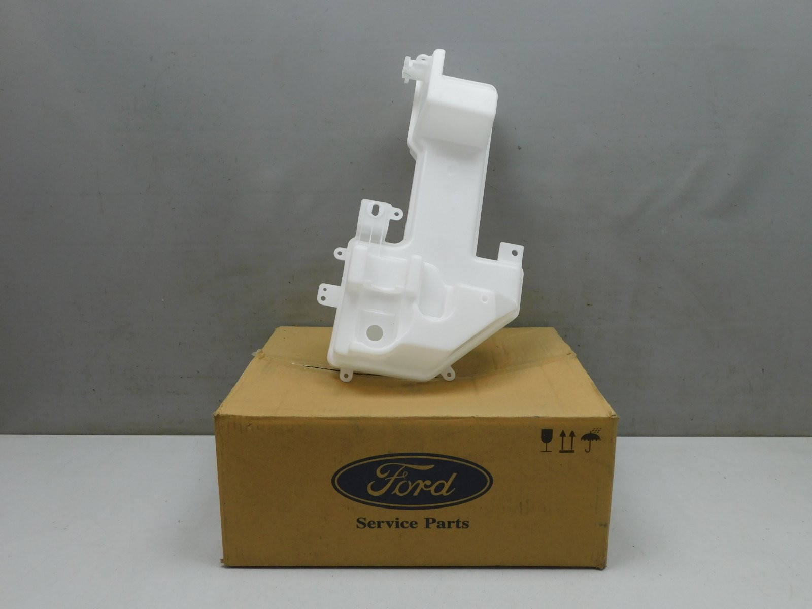 Бачок омывателя лобового стекла Ford Transit 2014>