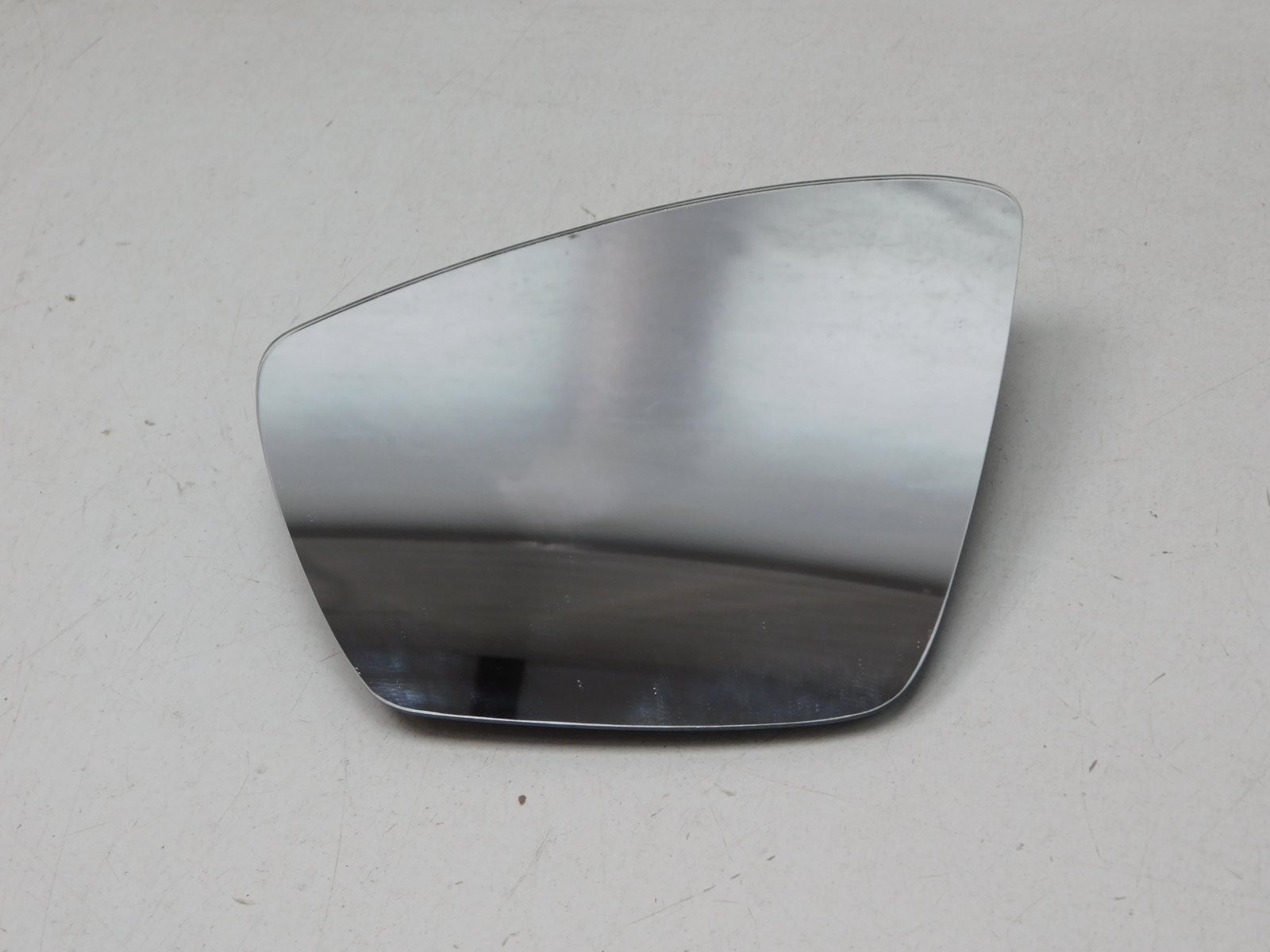Стекло зеркала левого Skoda Karoq 2017>