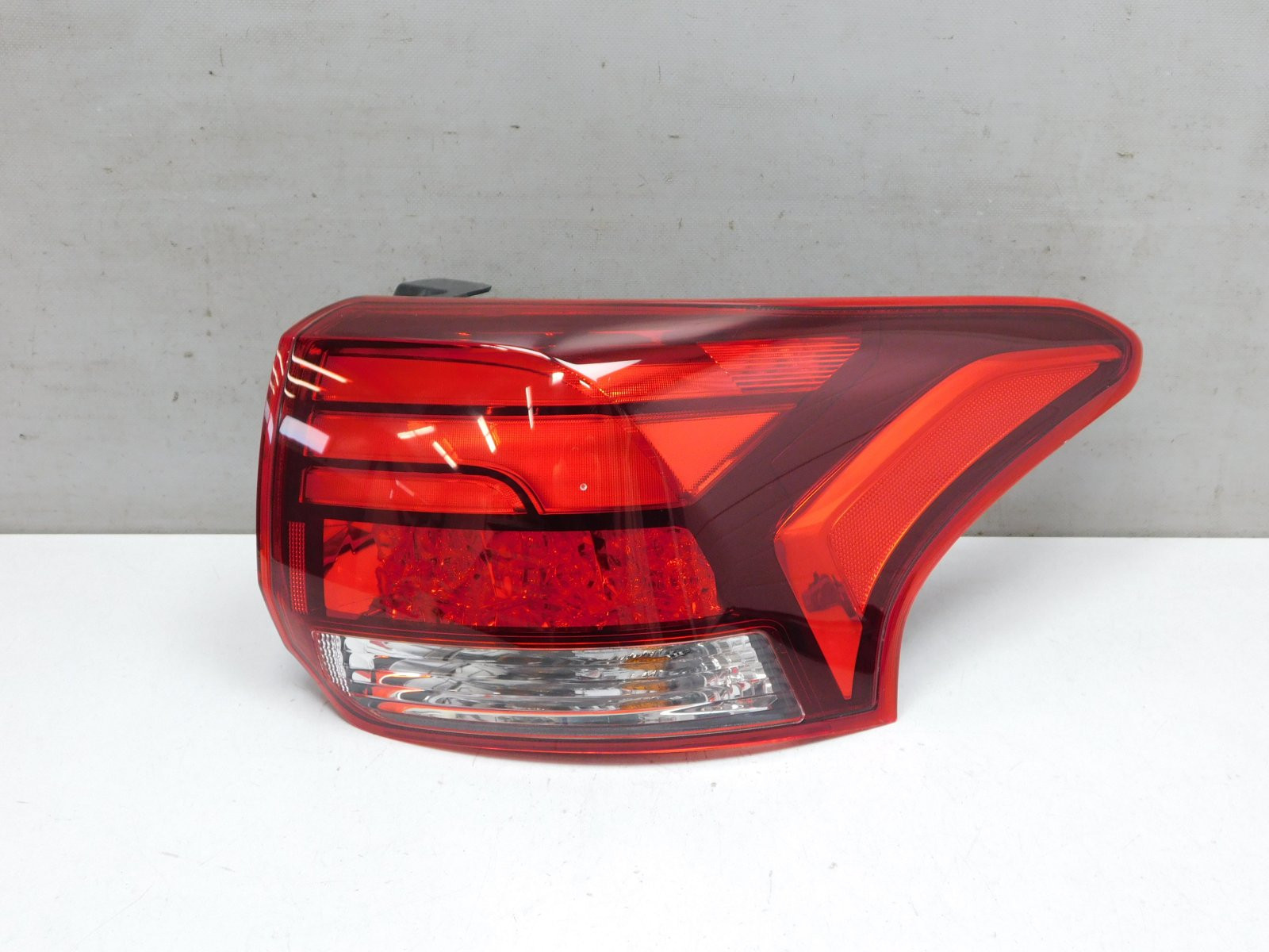 Фонарь задний наружный правый Mitsubishi Outlander 2012>