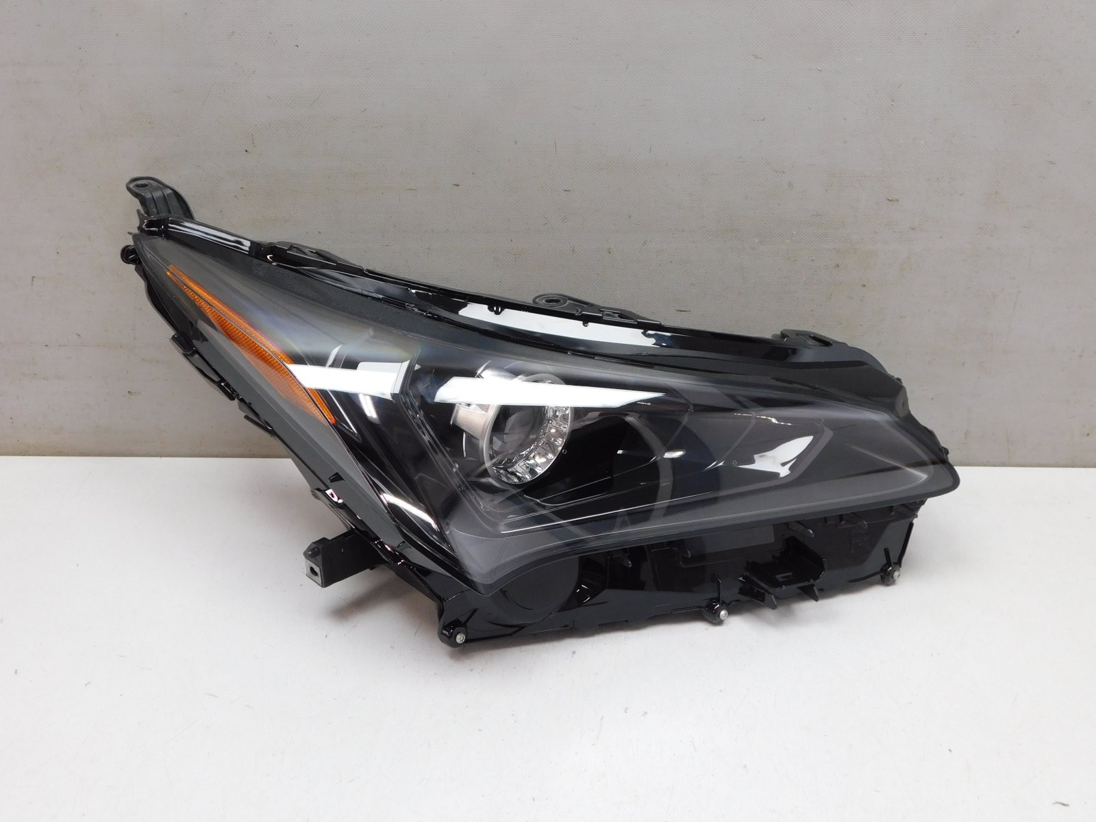 Фара правая Lexus NX 200 2014>