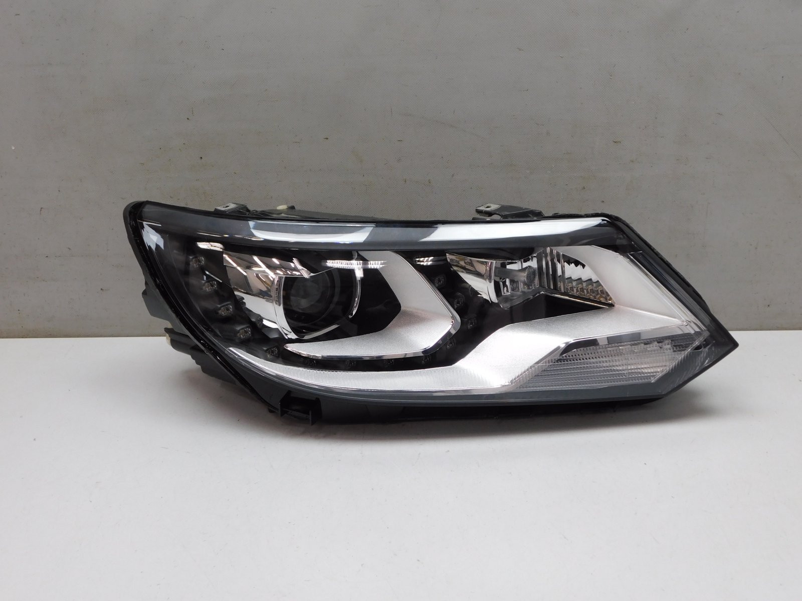 Фара правая Volkswagen Tiguan 2007-2017