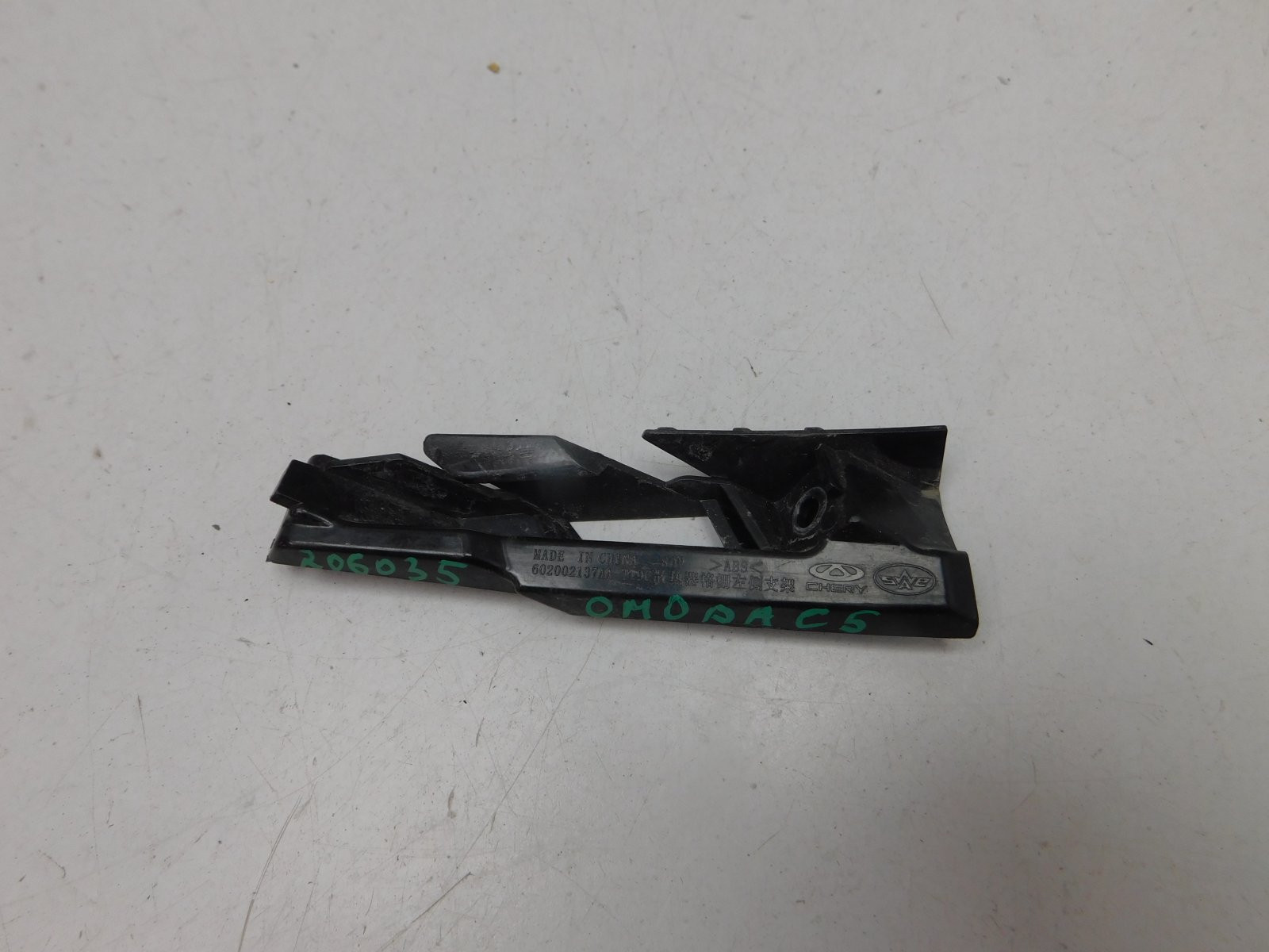 Кронштейн решетки радиатора Omoda C5 2022>