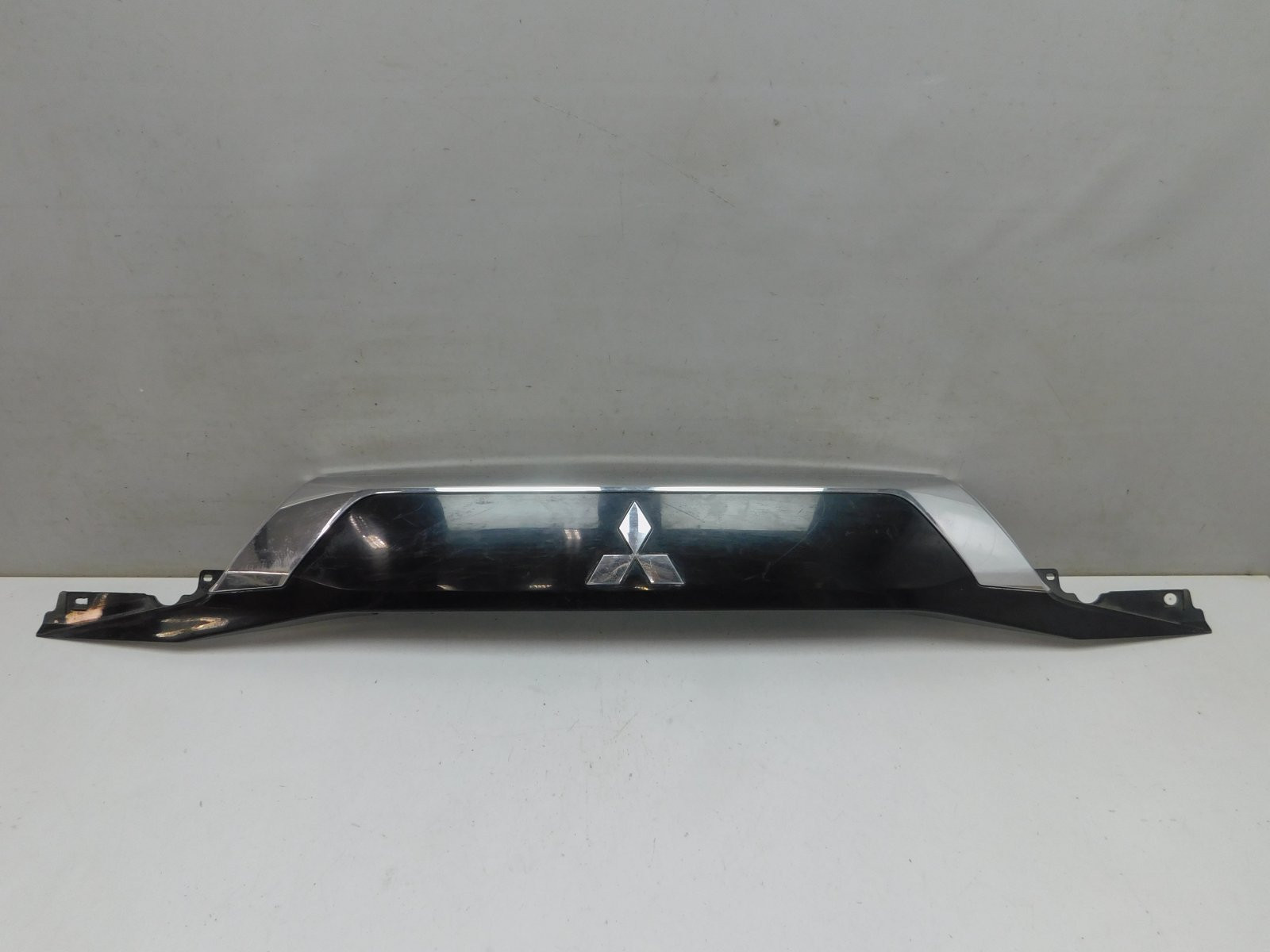 Накладка двери багажника Mitsubishi Outlander 2012>