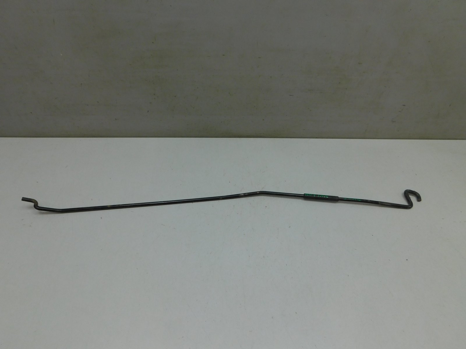 Держатель капота Nissan Juke 2011>