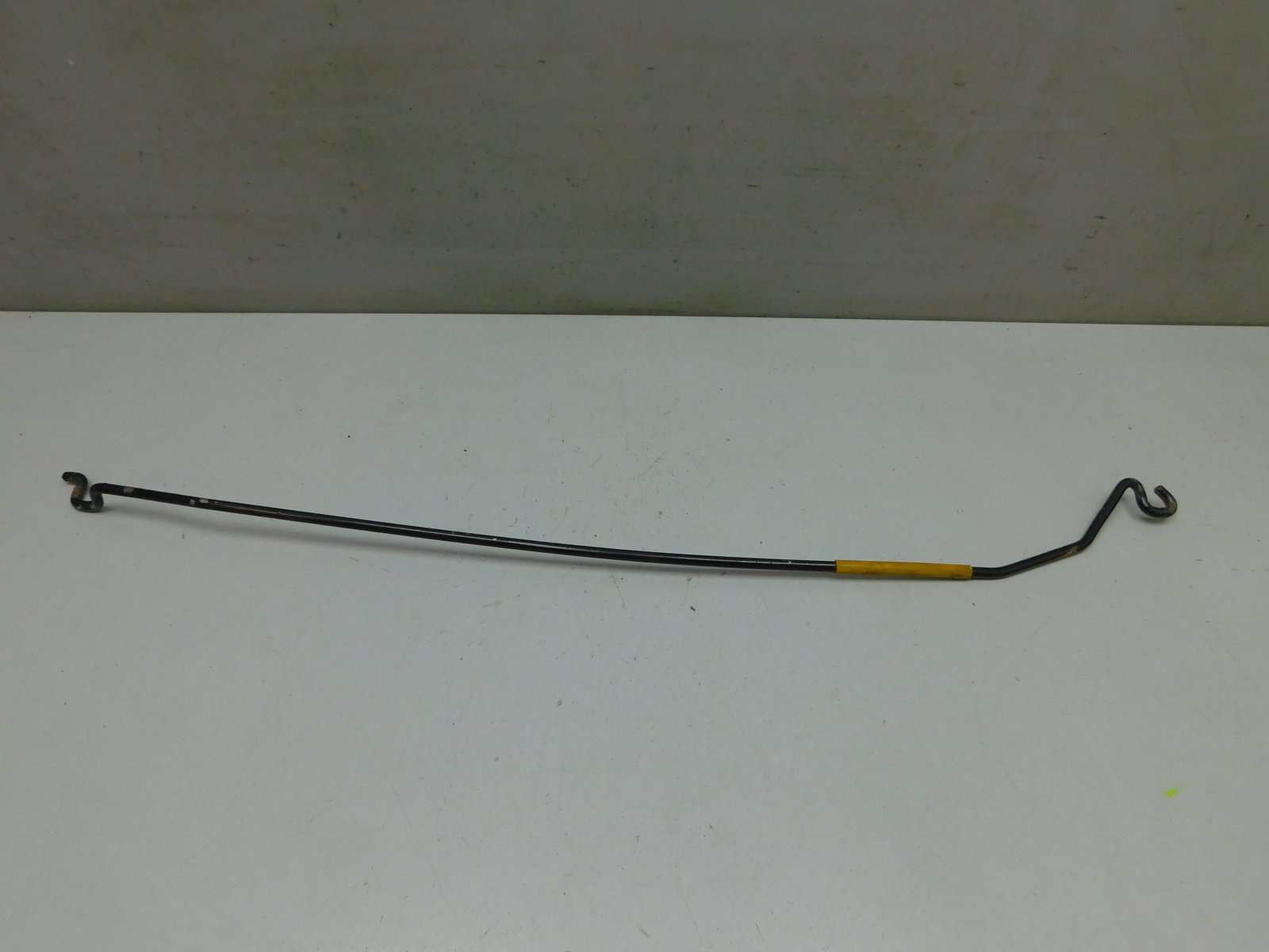 Держатель капота Ford Fiesta VI 2008-2017