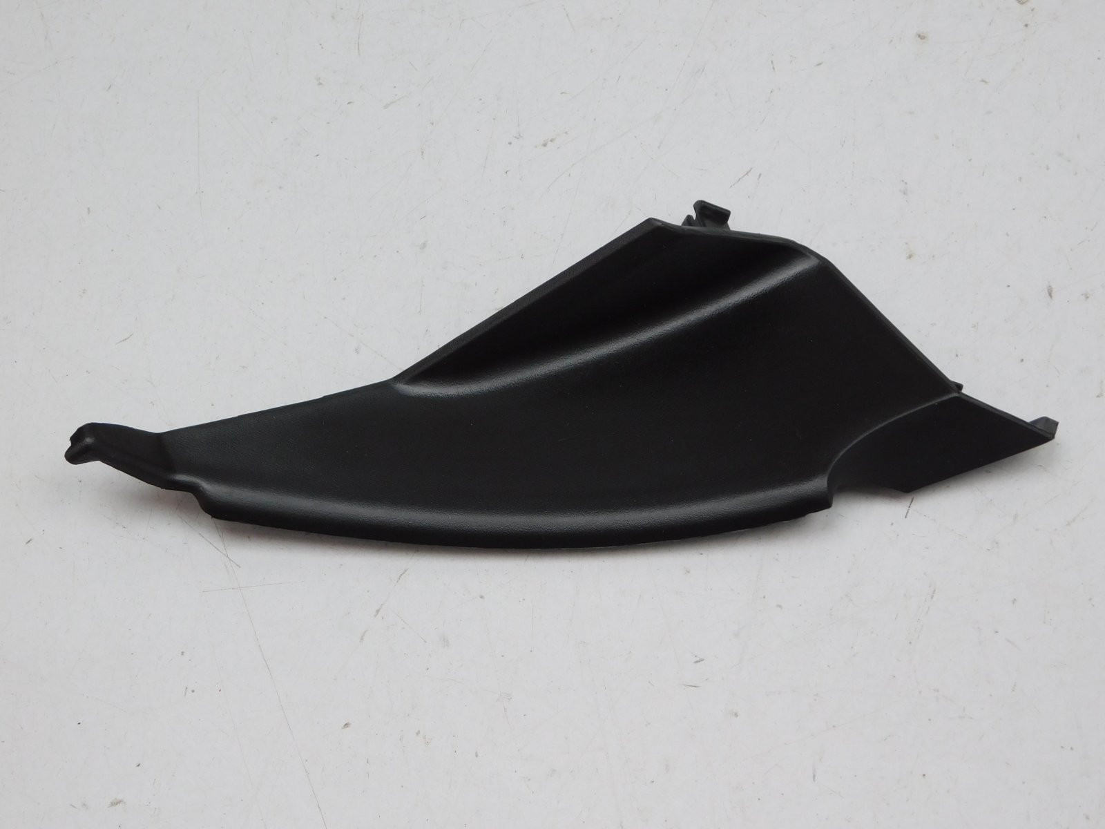 Накладка лобового стекла правая Kia Seltos 2019>