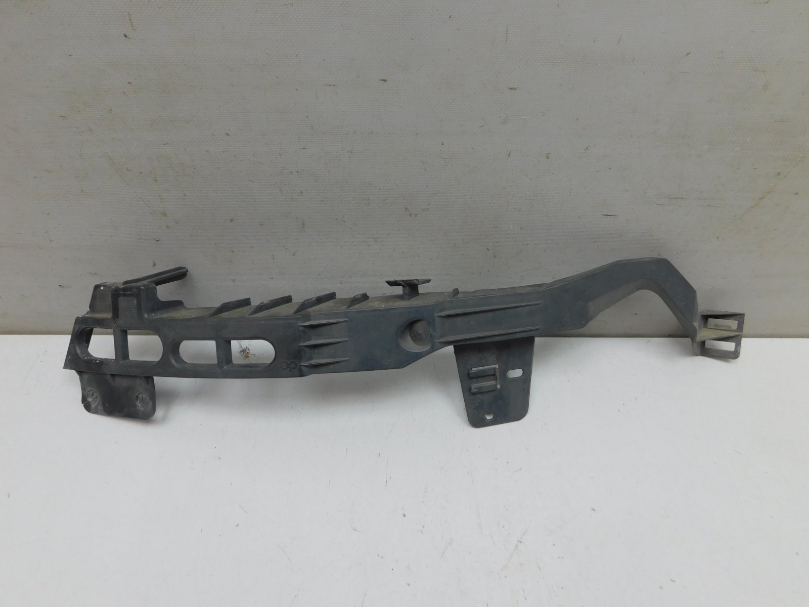 Направляющая переднего бампера Opel Astra J 2010>