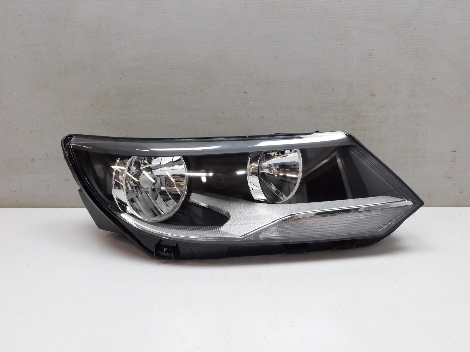 Фара правая Volkswagen Tiguan 2007-2017