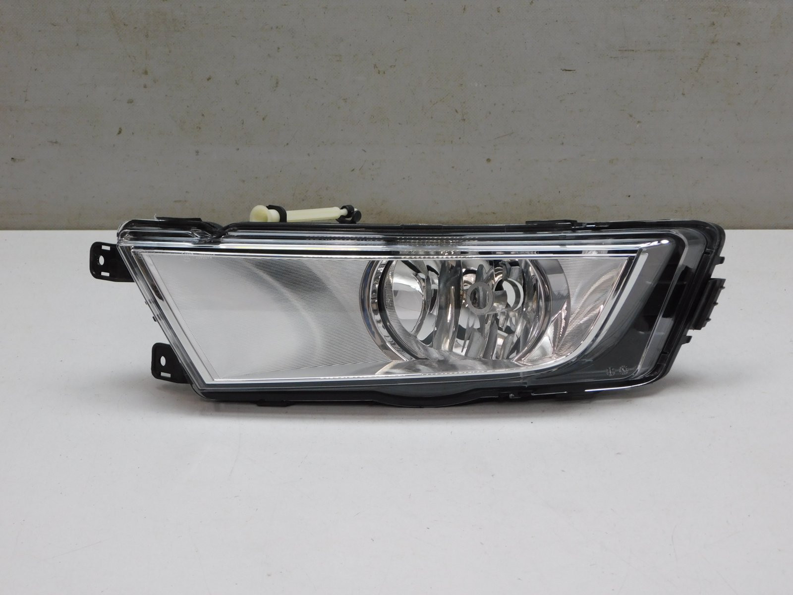 Фара противотуманная левая Skoda Octavia III (A7) 2013-2020