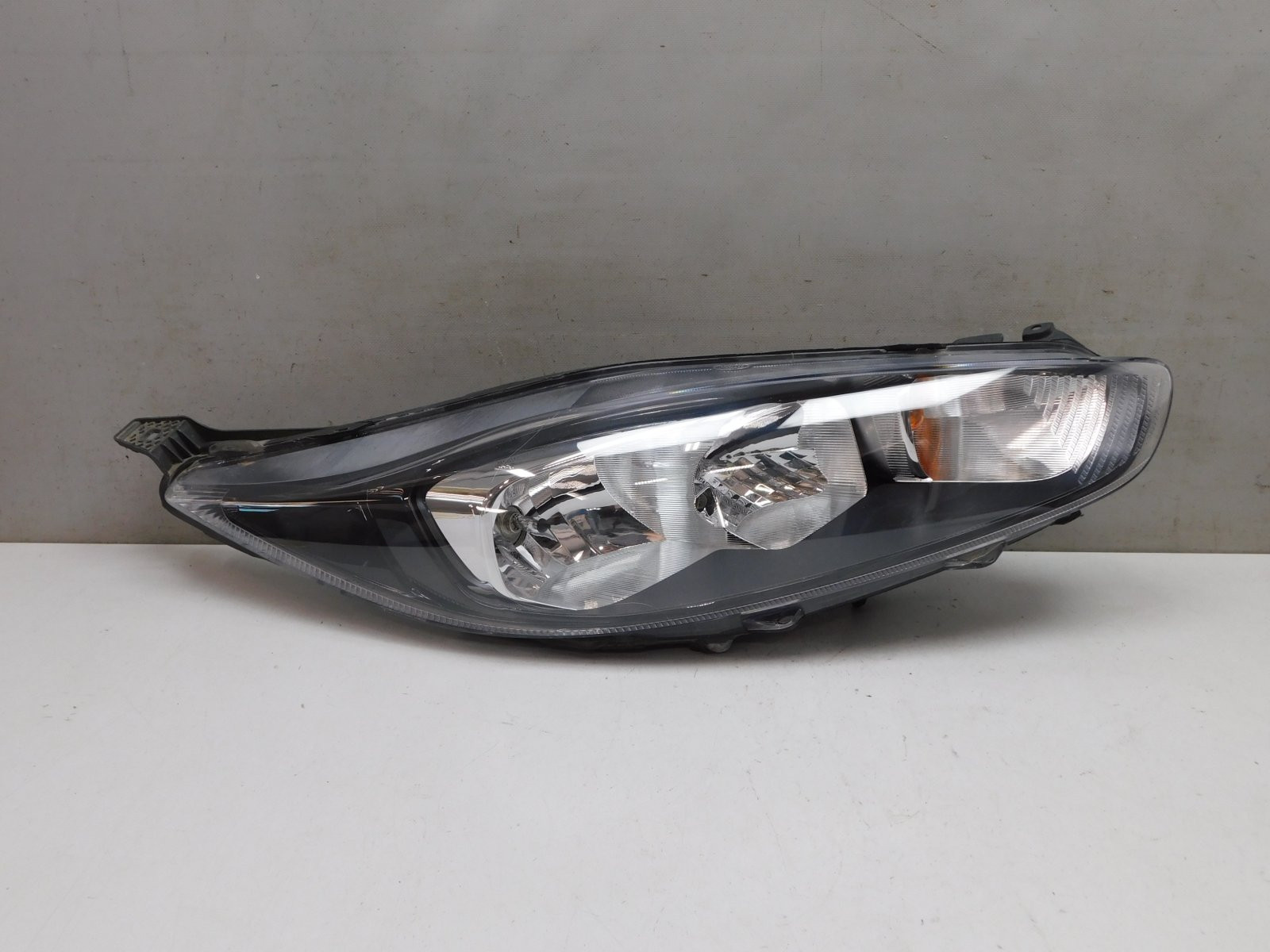 Фара правая Ford Fiesta VI 2008-2017