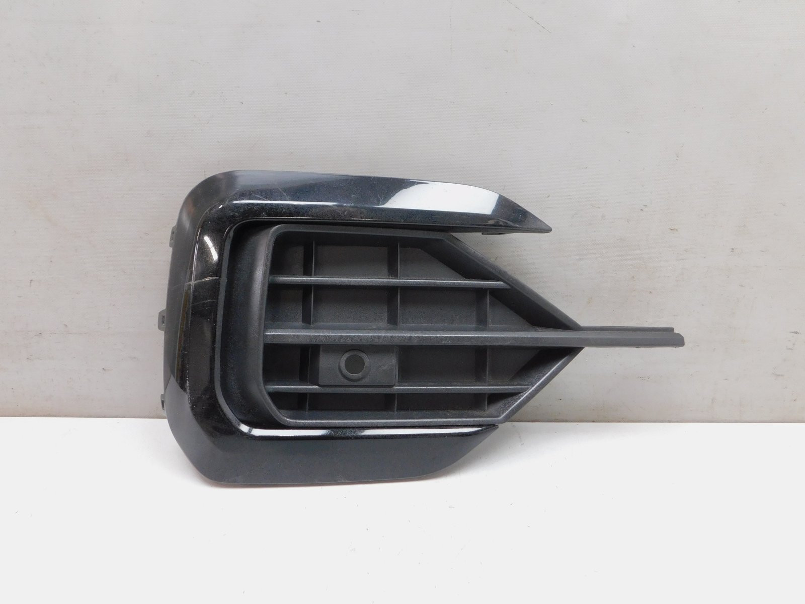 Решетка в бампер правая Volkswagen Touareg 2018>