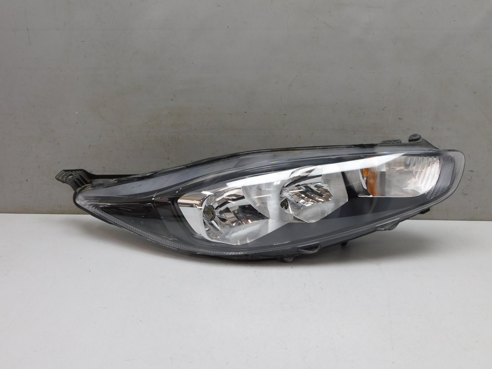 Фара правая Ford Fiesta VI 2008-2017