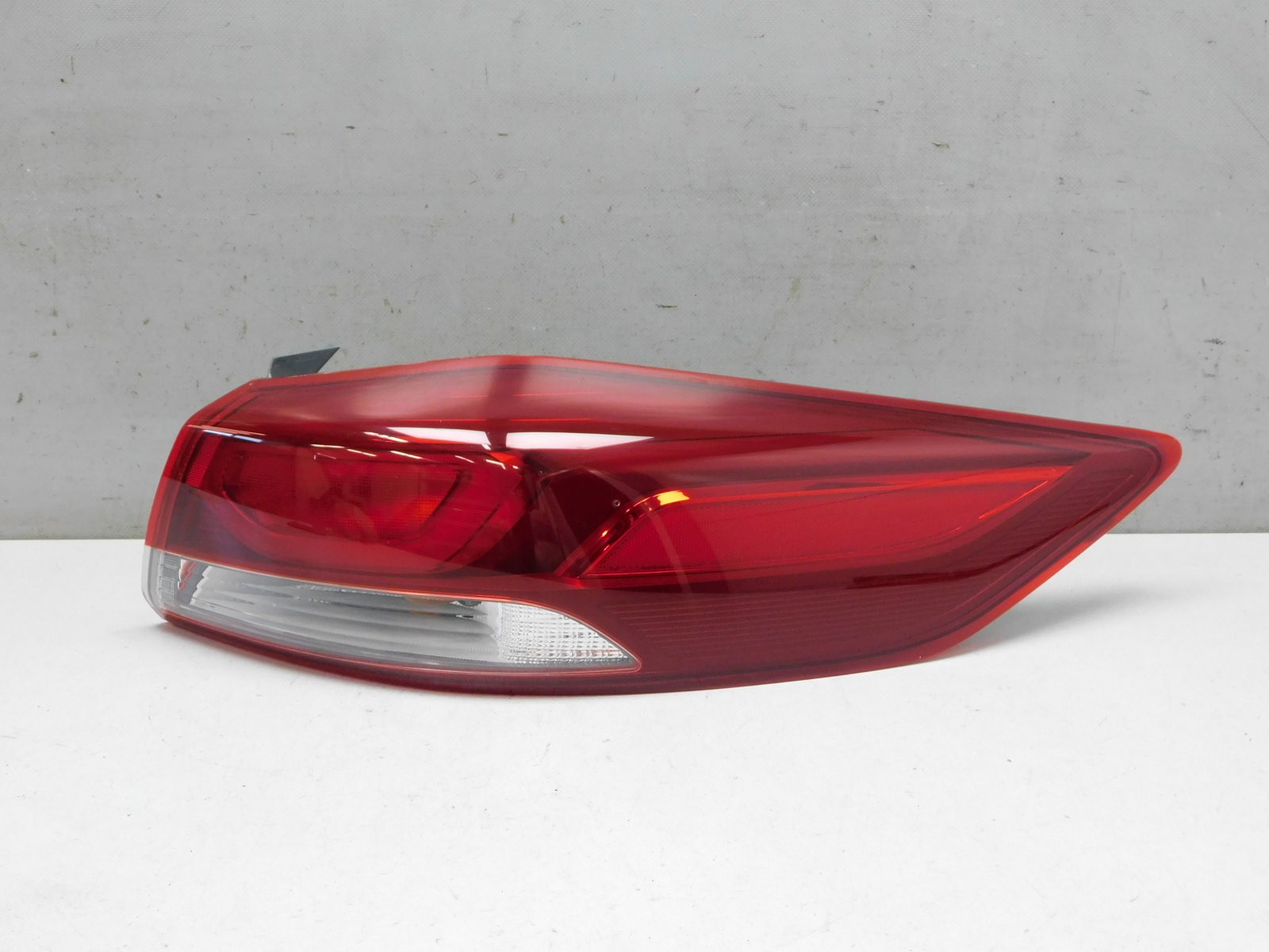 Фонарь задний наружный правый Hyundai Elantra 2016>