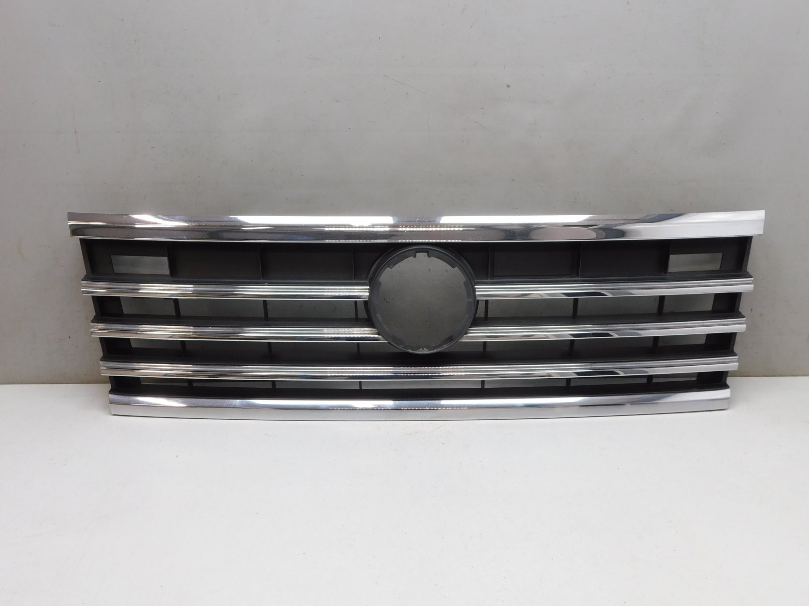 Решетка радиатора Volkswagen Touareg 2018>