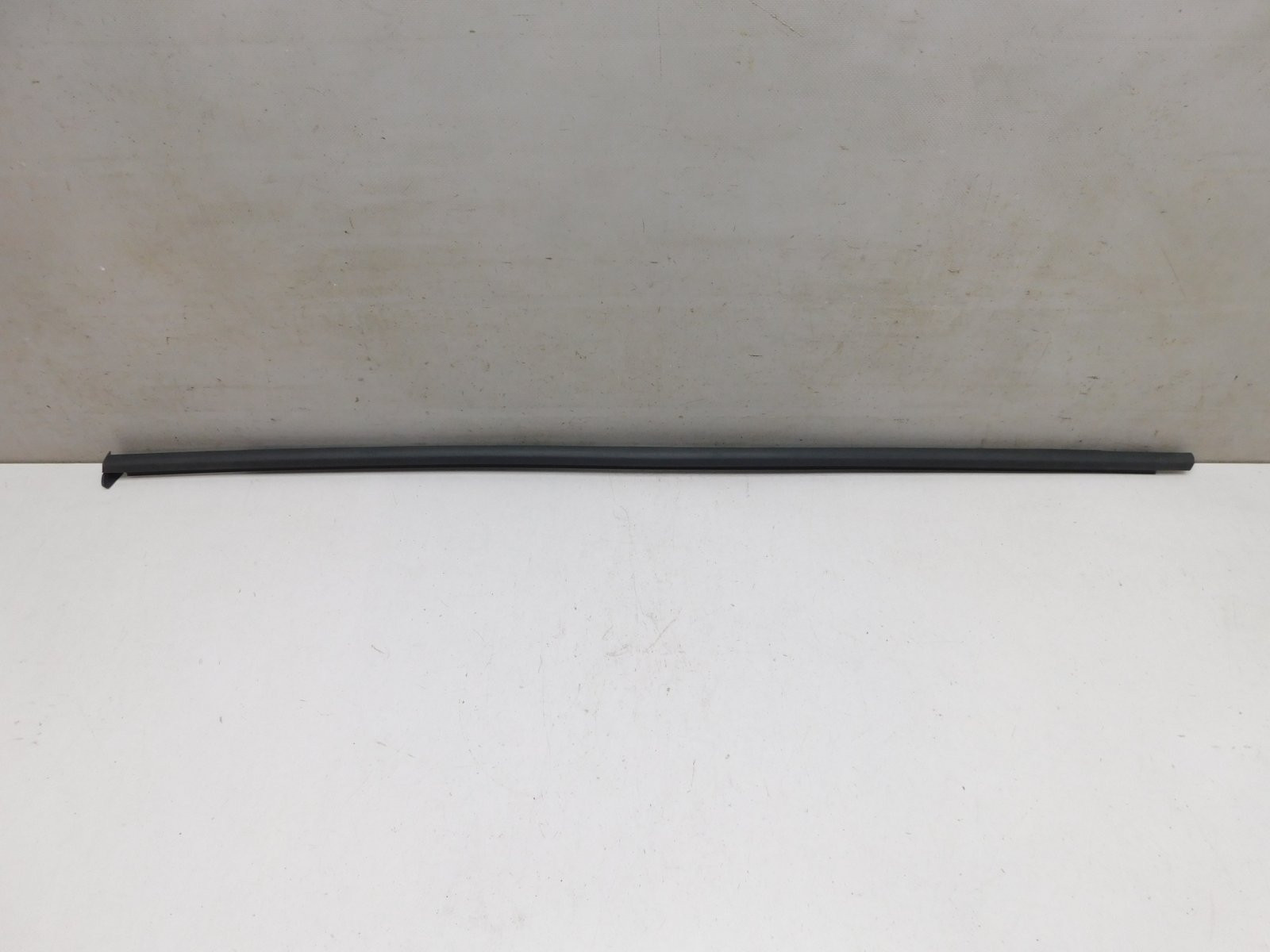 Накладка стекла переднего правог Skoda Karoq 2017>